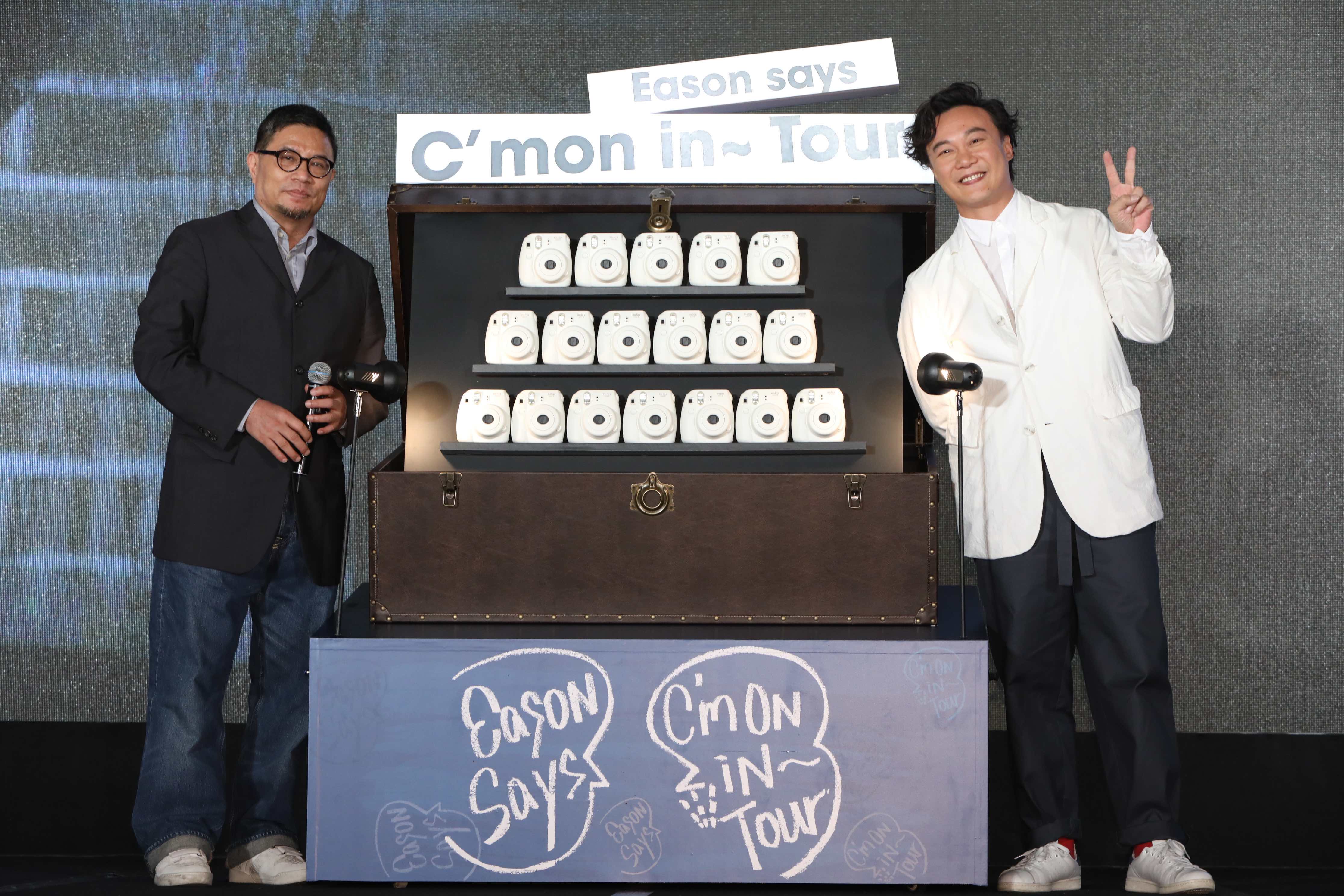 環球唱片高層在記者會送上相機，希望陳奕迅在18個城市演出時都能留下紀念。