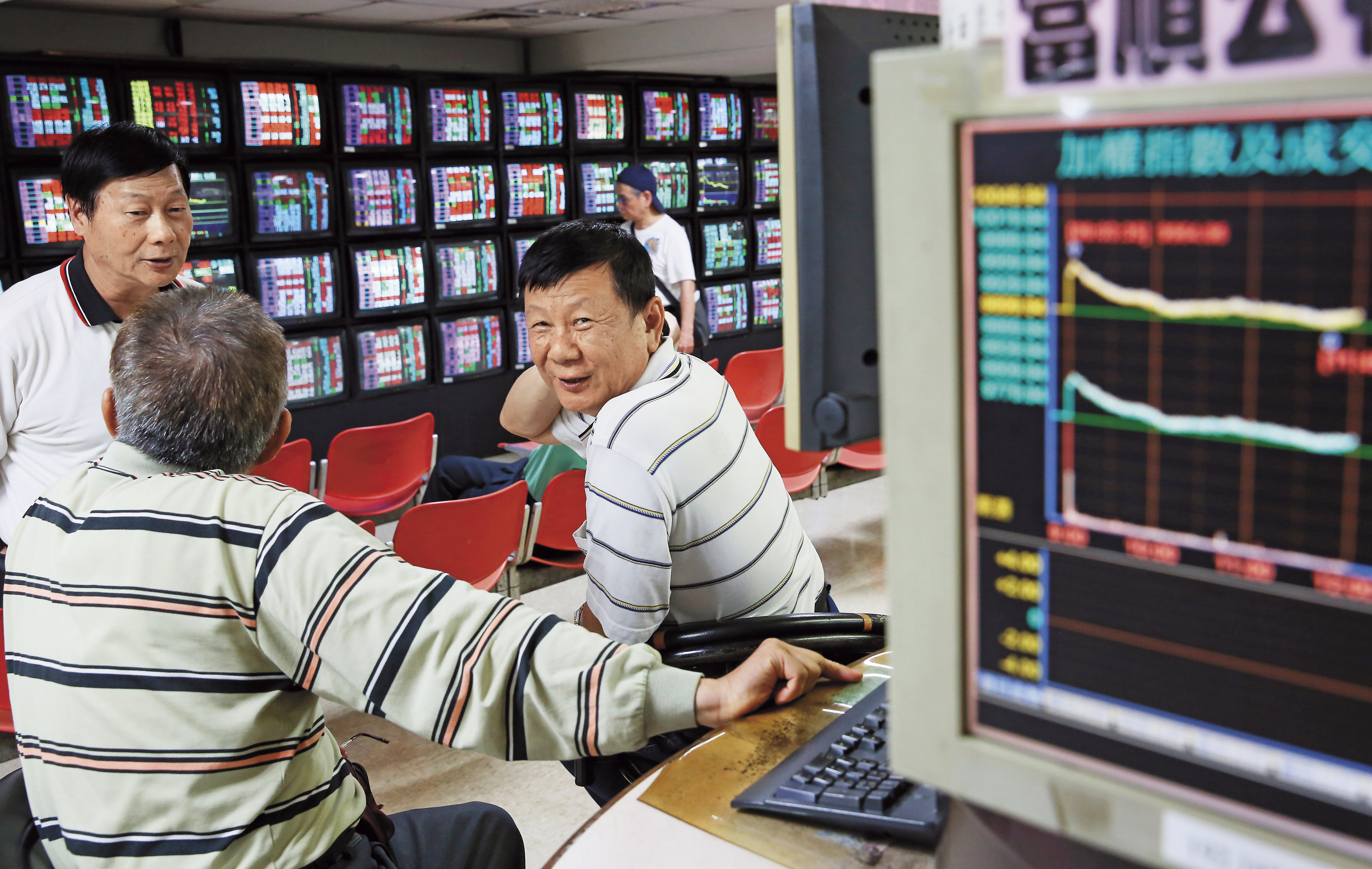 從台股的自然人交易比重來看，本土資金已陸續進場，如果連過去最不看好台股的散戶都進場了，未來還有誰能繼續往上買？