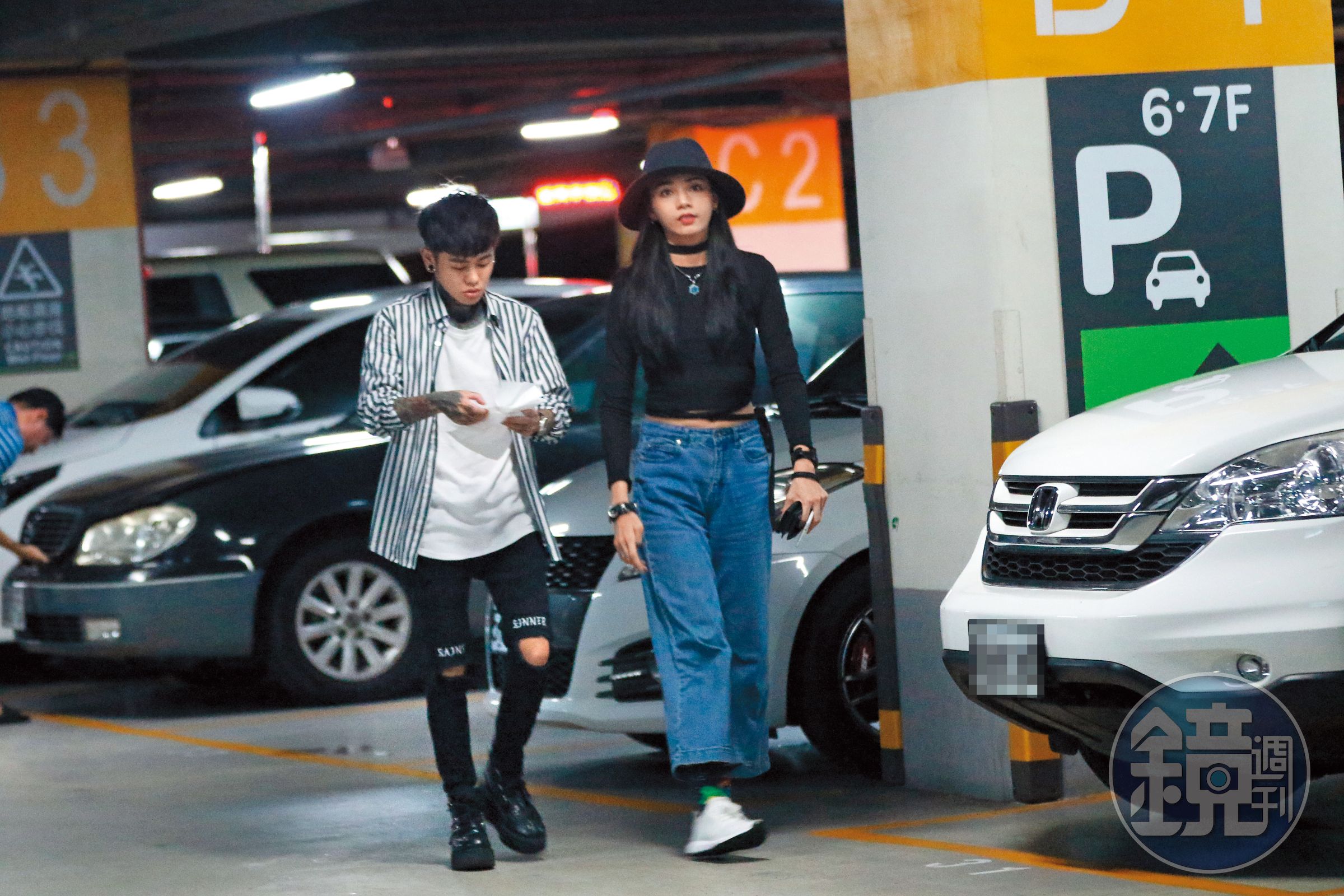 女友人穿著恨天高鞋，但身高仍矮郭源元半個頭左右。