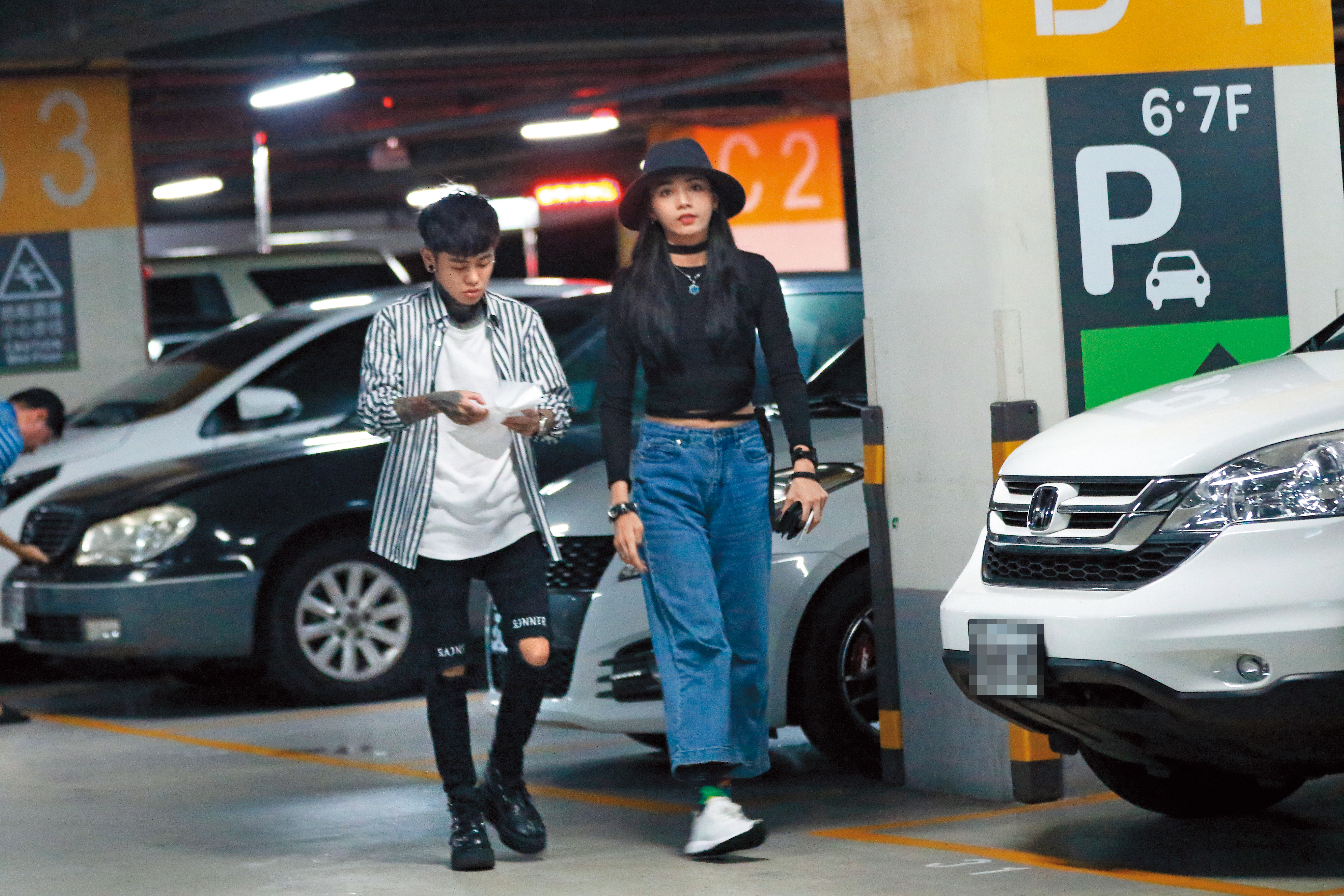 女友人穿著恨天高鞋，但身高仍矮郭源元半個頭左右。