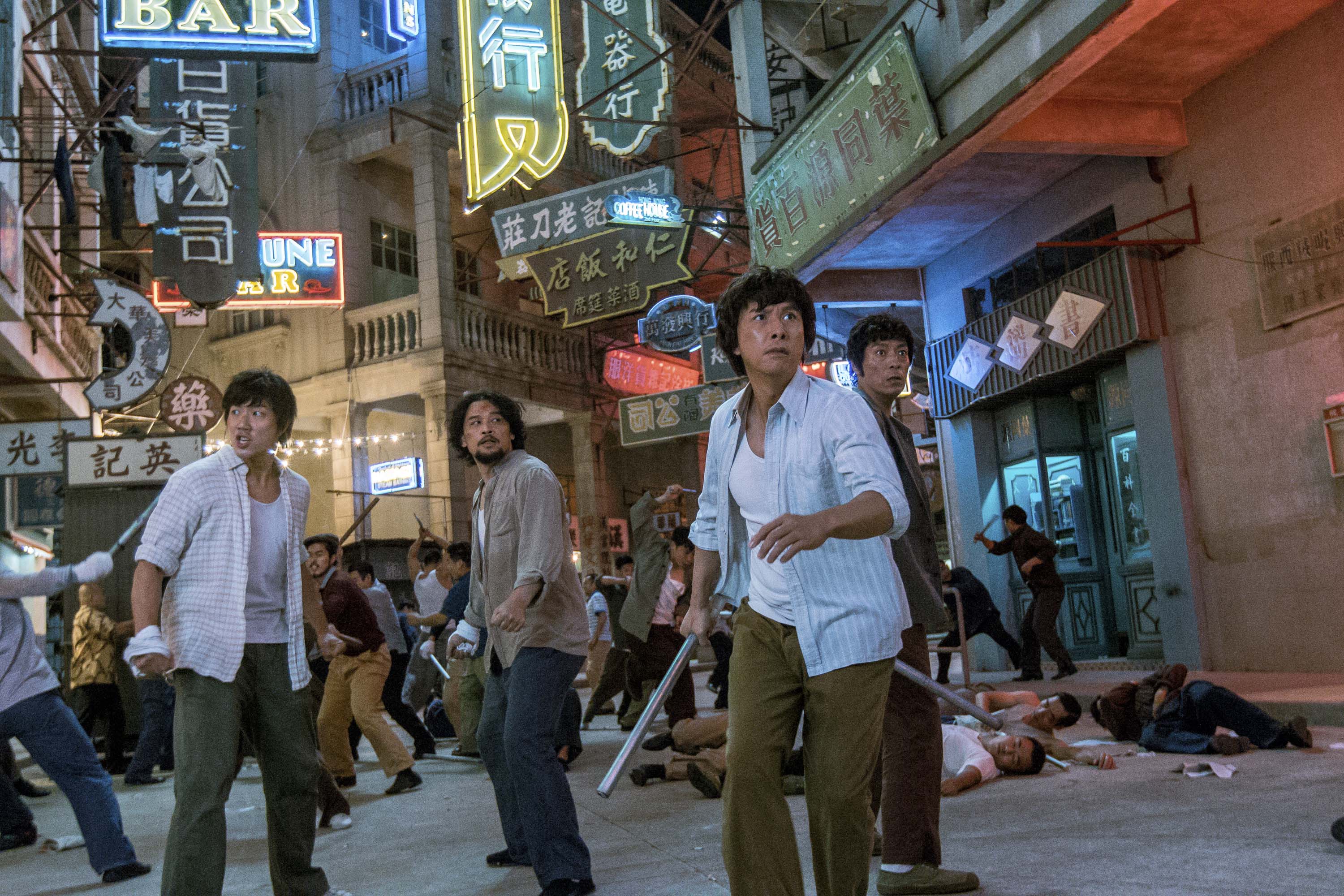 《追龍》劇情從60年代，甄子丹飾演的跛豪偷渡來港開闢地盤展開，甄子丹也有不少動作戲演出。