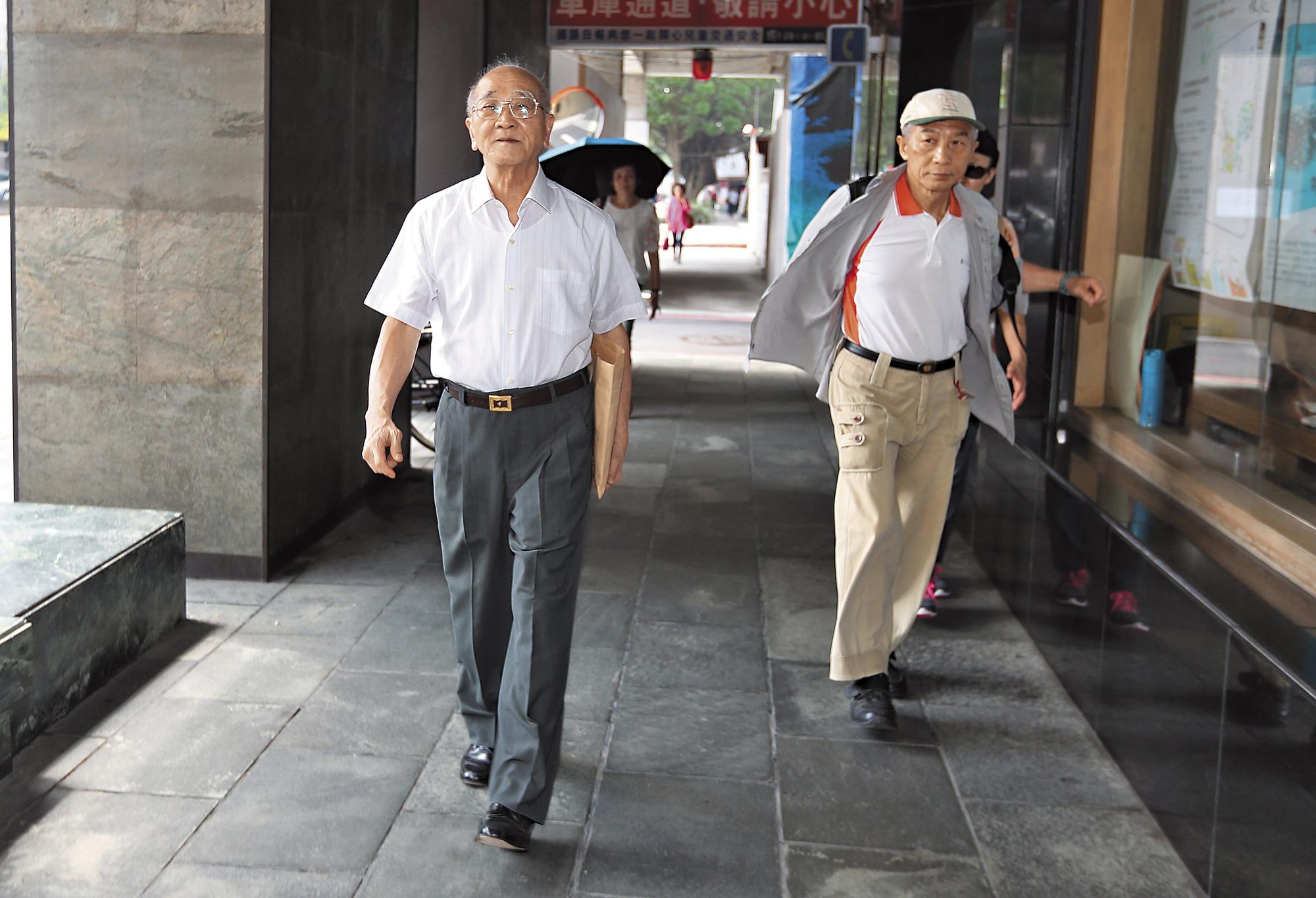 國語日報董事長林昭賢原本有意續任,但發現大勢已去後,決定主動提供政府捐助的具體資料,讓教育部收歸國有。