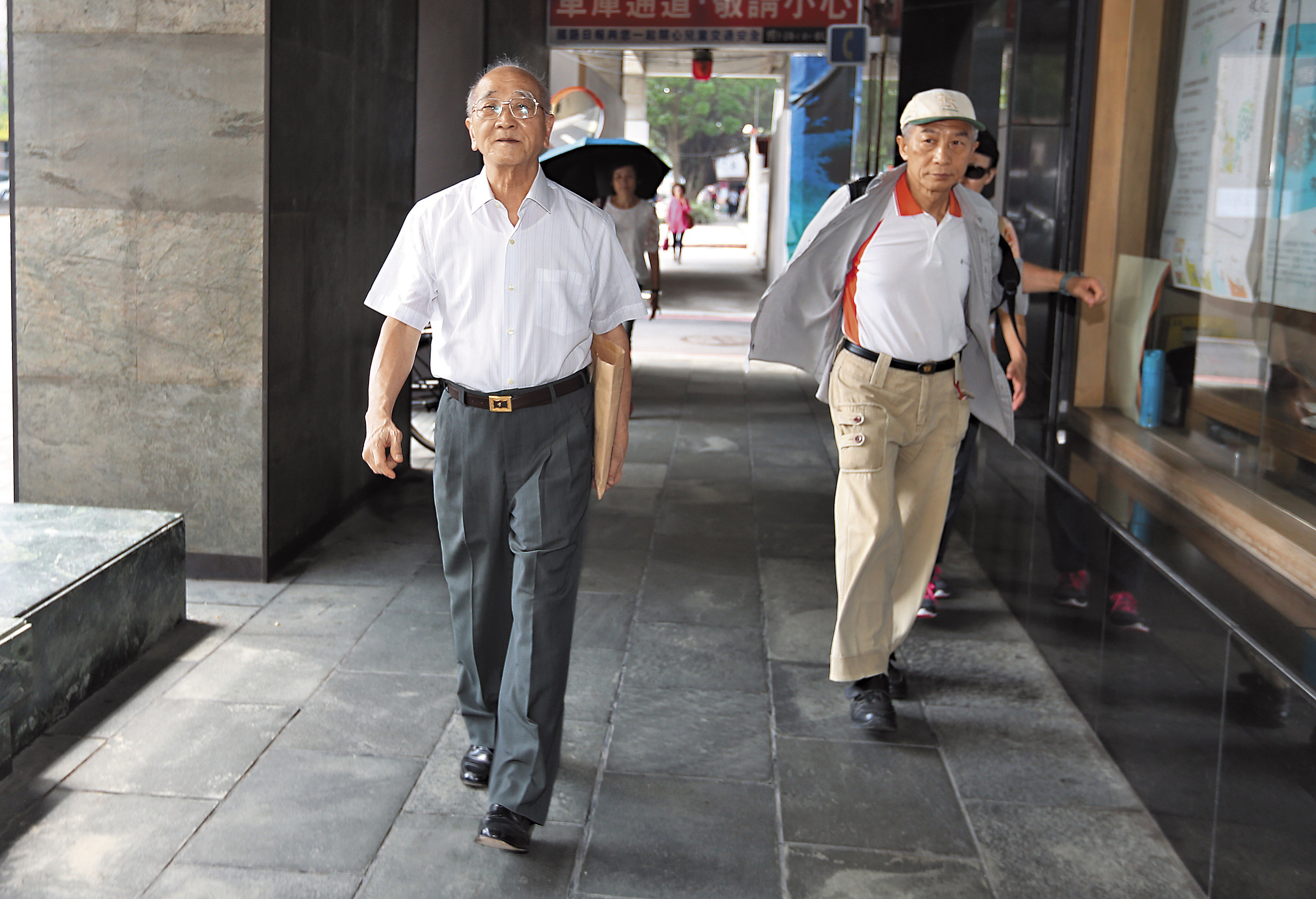 國語日報董事長林昭賢原本有意續任，但發現大勢已去後，決定主動提供政府捐助的具體資料，讓教育部收歸國有。
