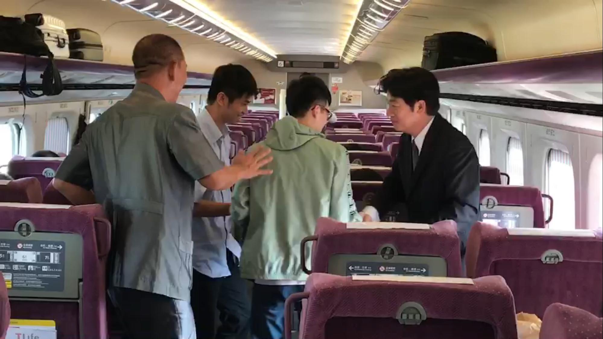 在高鐵內還有民眾上前向賴清德致意。