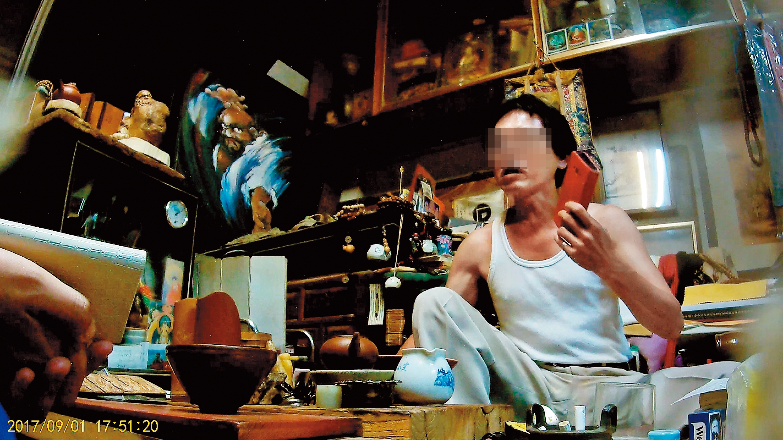 林靖恩的爸爸潛心修佛，家中滿滿佛具；他透露李坤城原本是想追林靖恩的姊姊，不成之後才改追林靖恩。