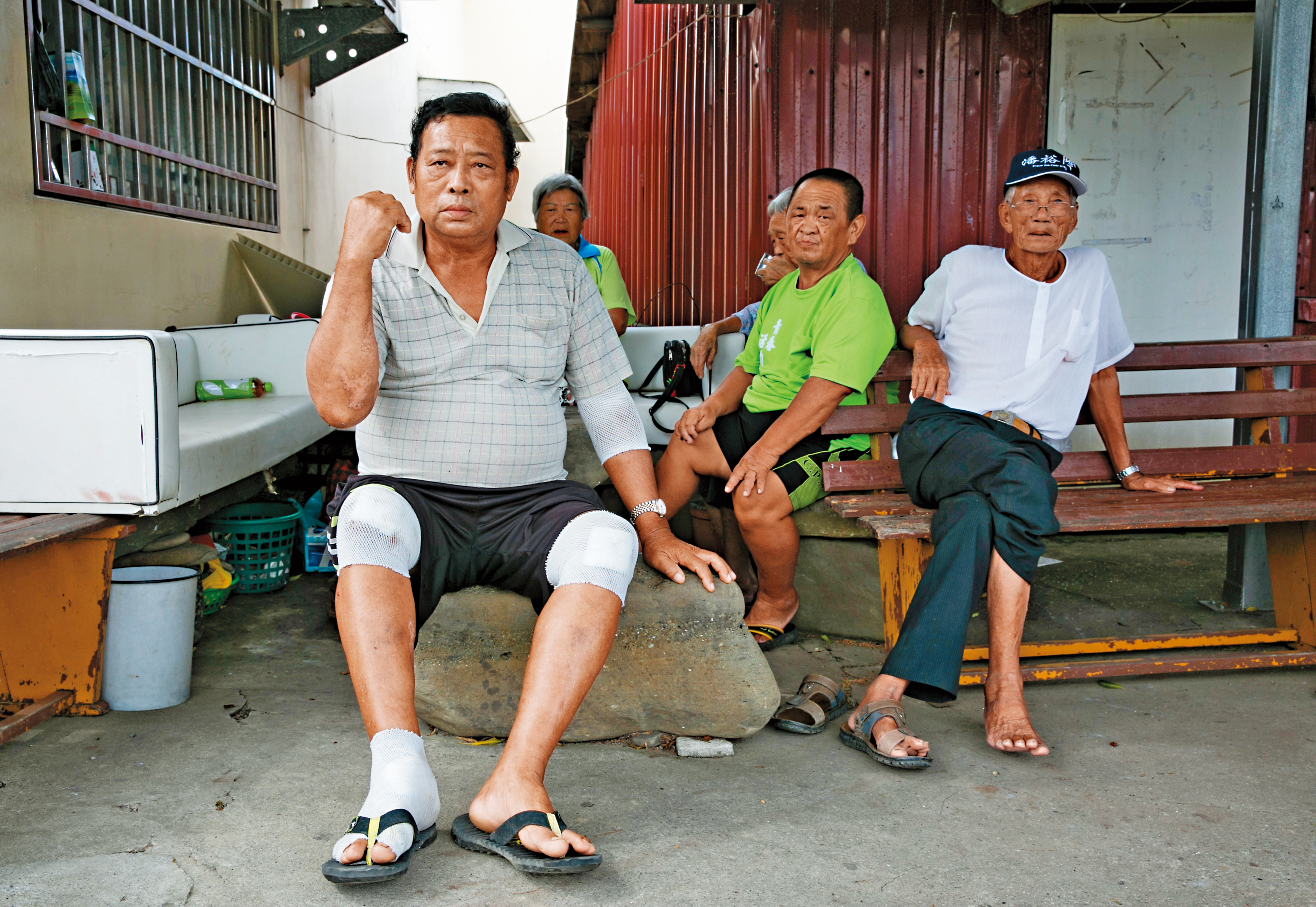 手腳包紮著紗布的古連祥（左），騎機車訪友時，在路上遭遇獼猴嬉戲被撞倒受傷。