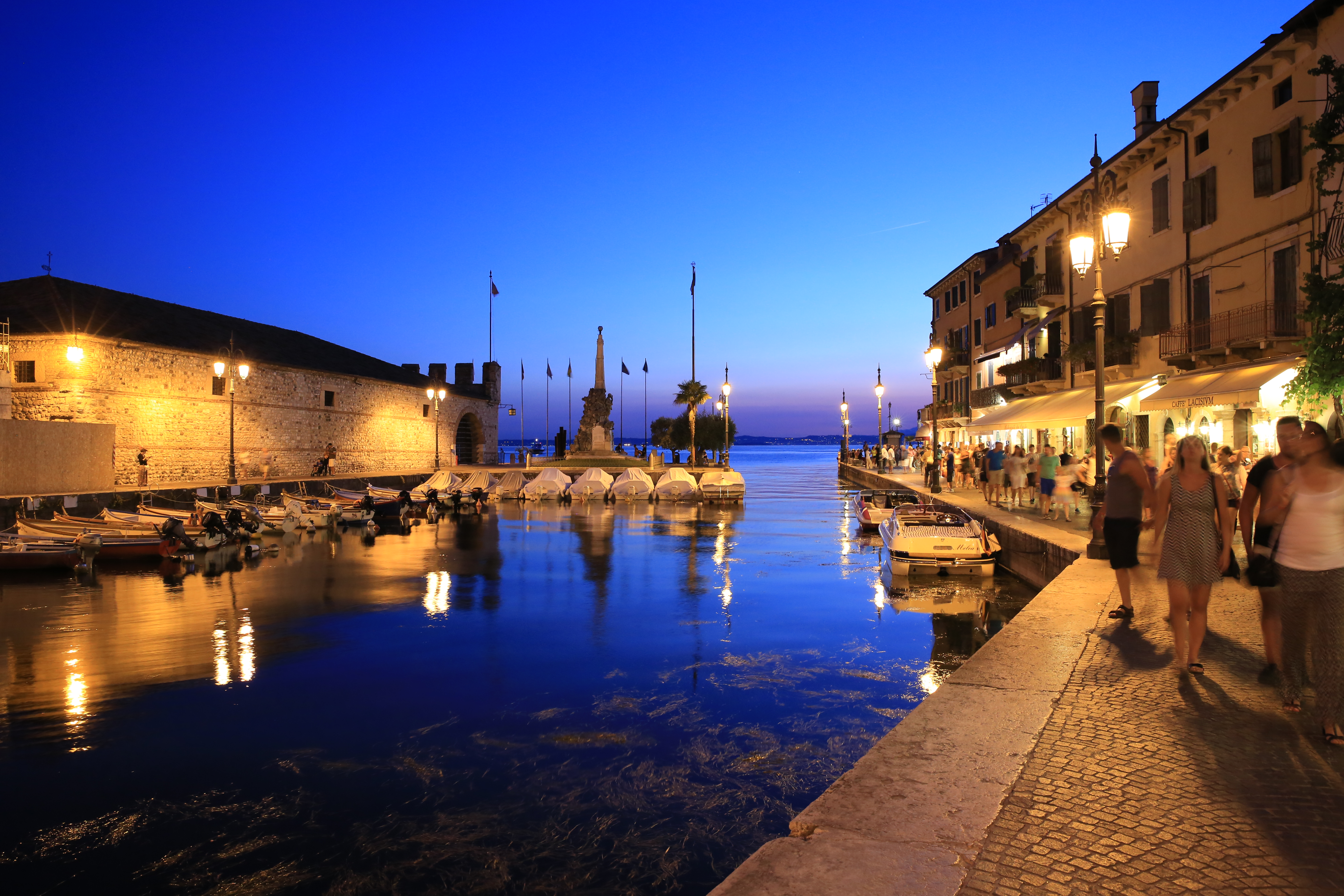 湖光與小船讓維洛納這個水岸城市更顯熱鬧。