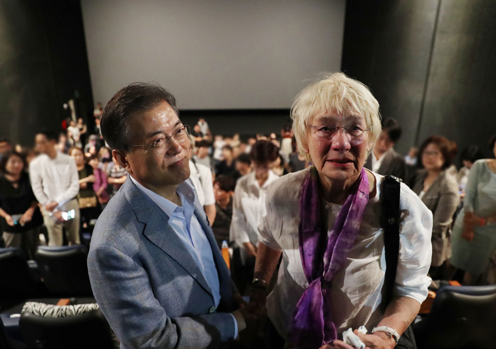 德國記者尤爾根·辛茲彼得(Jürgen Hinzpeter)遺憾地在去年過世,遺孀布拉姆施泰特(Edeltraut Brahmstaedt)受邀到韓國參加特映,韓國總統文在寅也到場力挺。