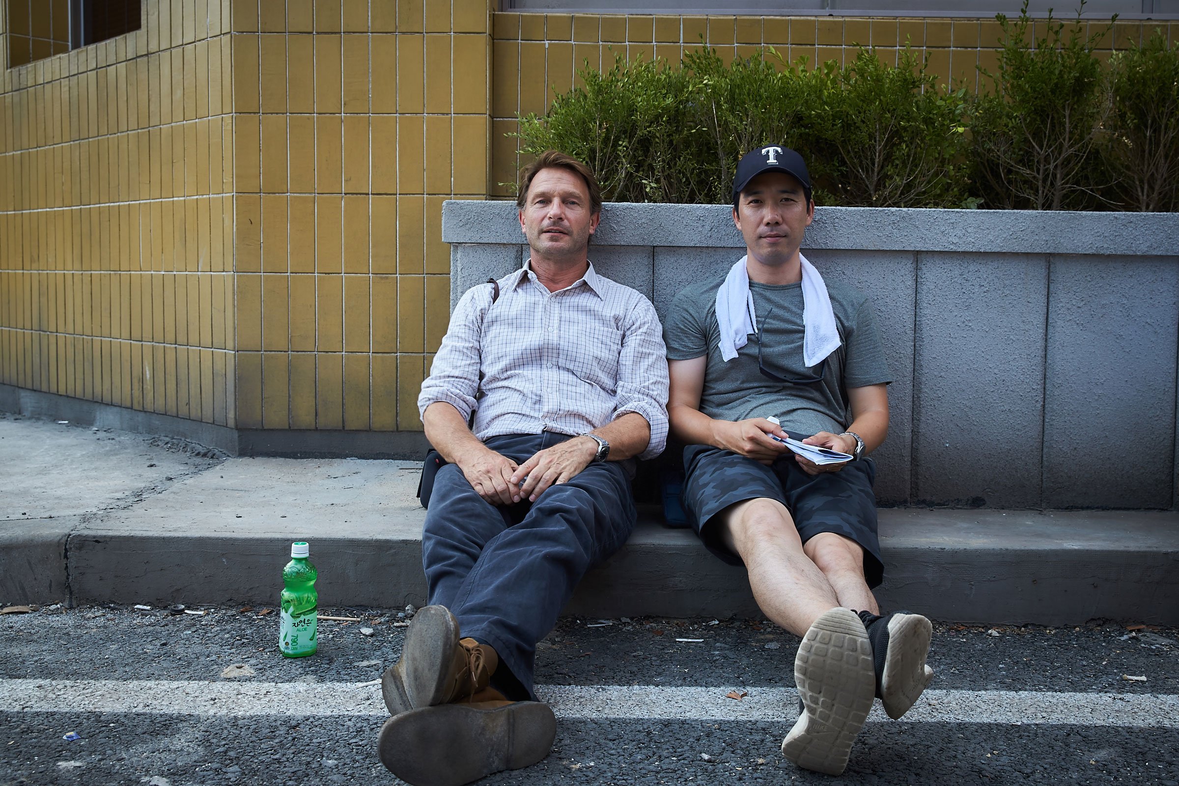 湯瑪斯‧柯瑞奇曼（左）與導演張勳合影，克服語言障礙合作愉快。（網路圖片）