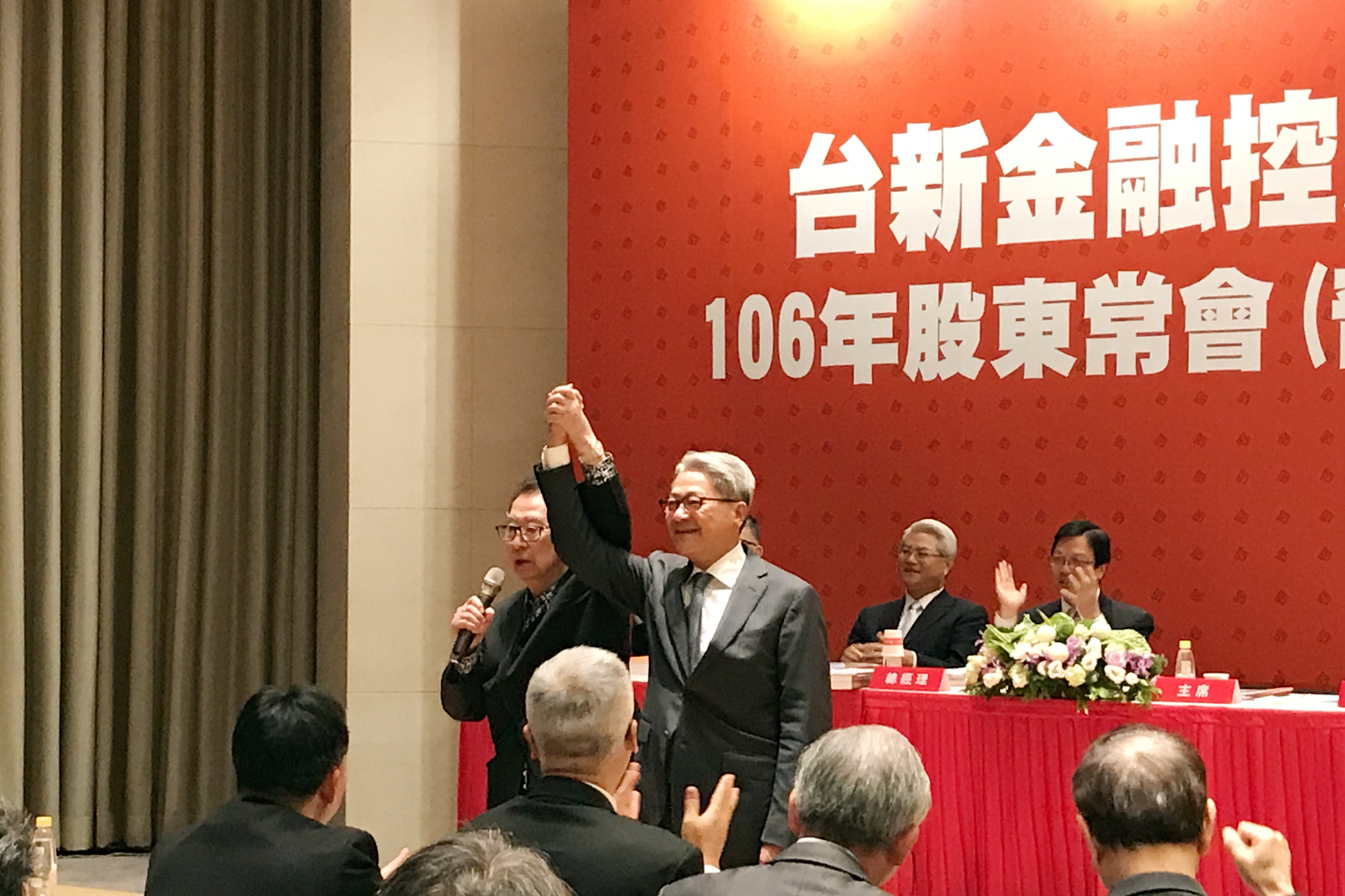 大股東寶佳對台新金團隊提5點建議，讓明年要改選董監事的台新金相當緊張。