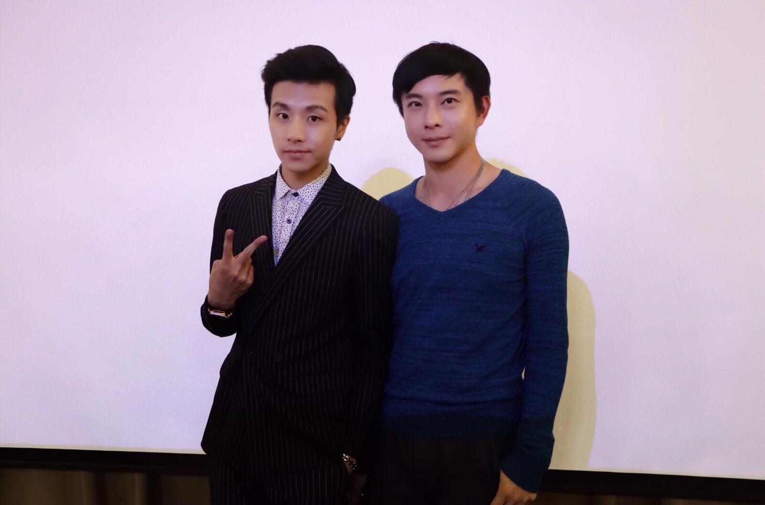 金牌娛樂經紀人陳孝志和虎牙在演講後合影。