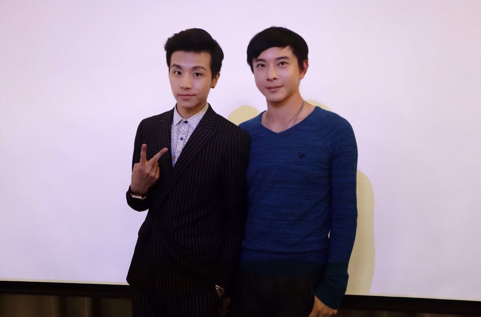 金牌娛樂經紀人陳孝志和虎牙在演講後合影。