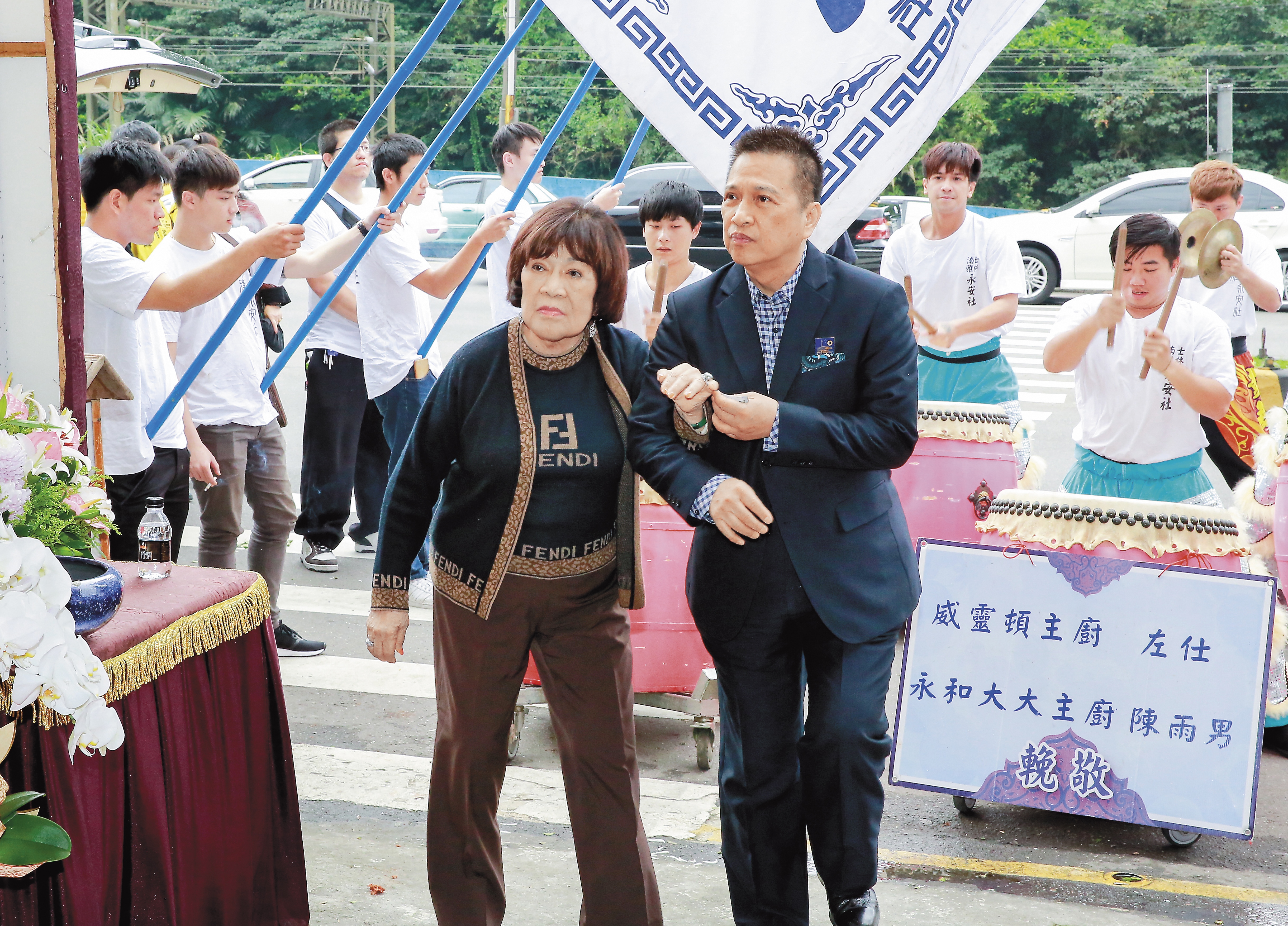 今年阿姑勾著李朝永的手臂，出席藝人高鳴的告別式，兩人形影不離的姿態，經歷婚姻危機後不知會如何？