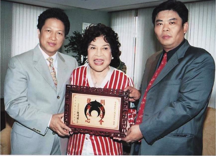 台灣阿姑周遊(中)製作多齣戲劇,她最愛的兩位導演,一個是老公李朝永(左),一個是兒子馮凱(右)。馮凱遺傳老媽才華,後來自立門戶,拍過賣座電影《陣頭》等等。(資料照片)