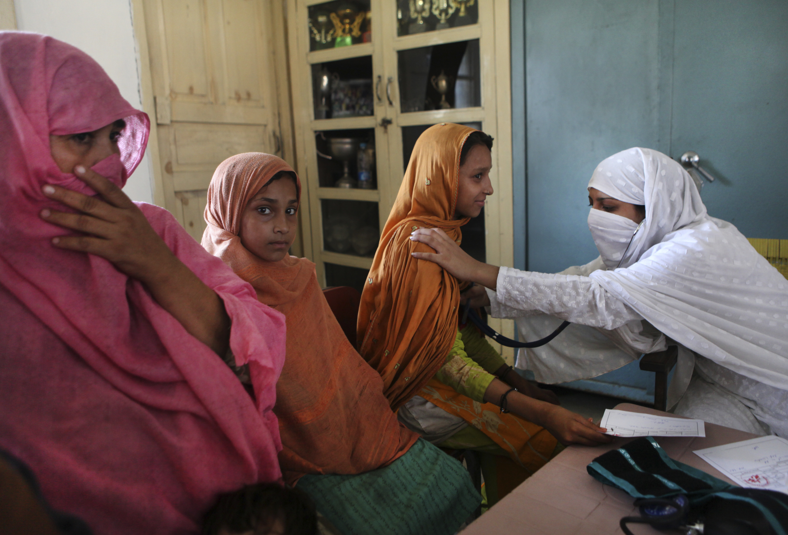 無國界組織醫師為巴基斯坦民眾身體檢查。囿於社會傳統觀念，巴國醫科的女畢業生有半數不得不放棄醫師工作。（東方IC）