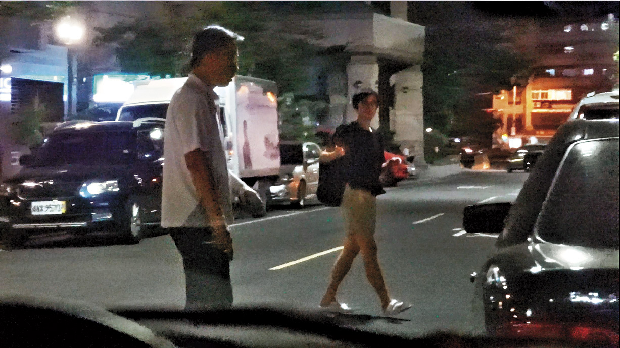 20：52 女打暗號 陳欣儀和謝宏博原本刻意保持距離，接著2人由遠而近，陳微擺手勢示意，顯得默契極佳。