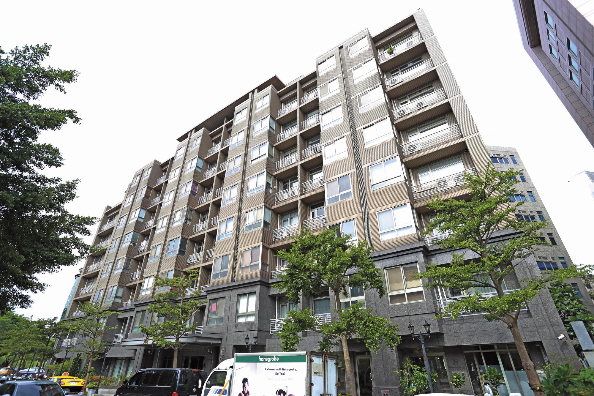 陳欣儀與謝宏博頻繁出入「藏金閣」，這棟建物位於北市內湖陽光街上，為套房大樓。
