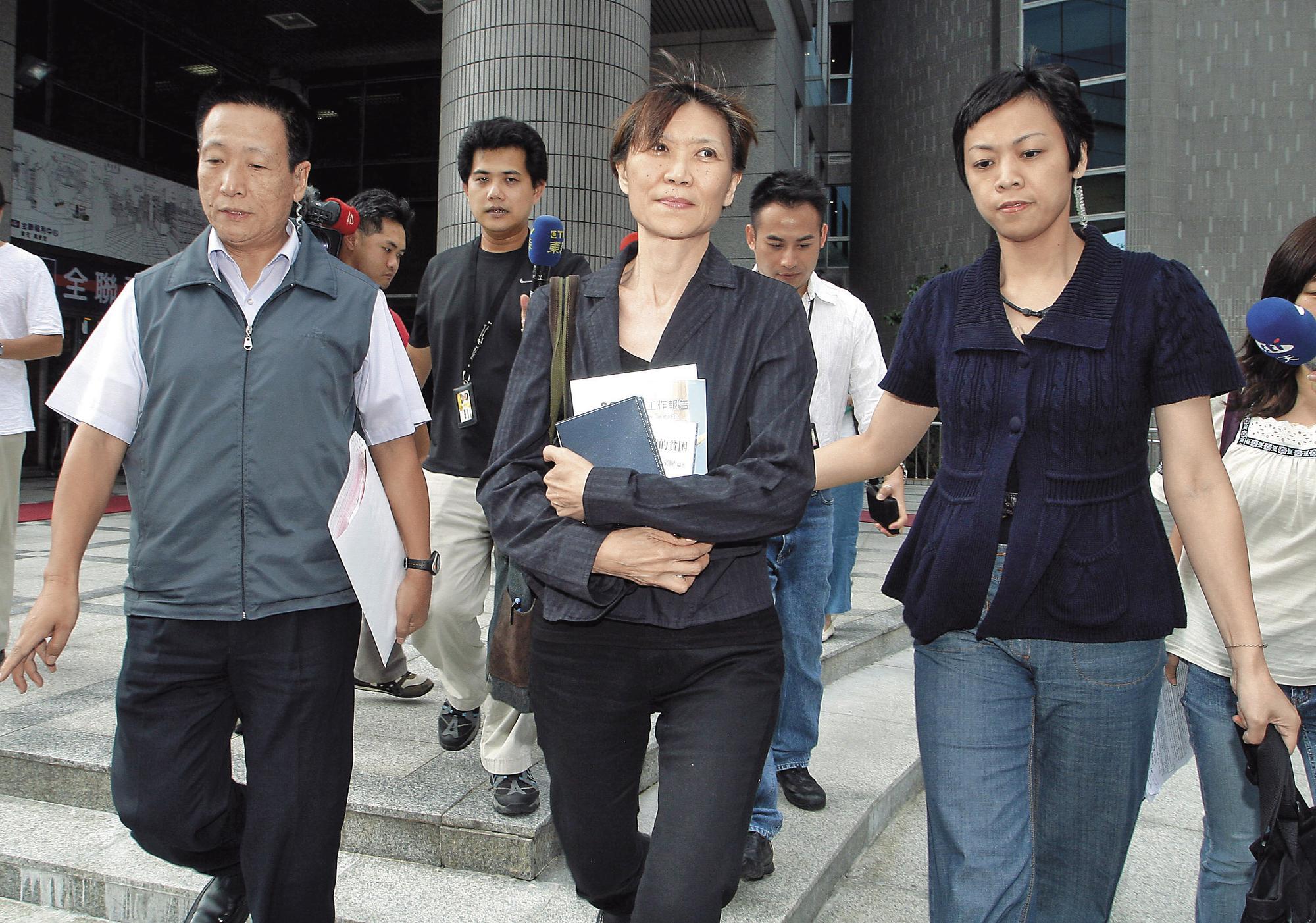 前「永和」侍衛室隨扈陳欣儀上校（右）與同事爆發不倫戀，她也曾是前第一夫人周美青（中）的隨扈。（聯合知識庫）