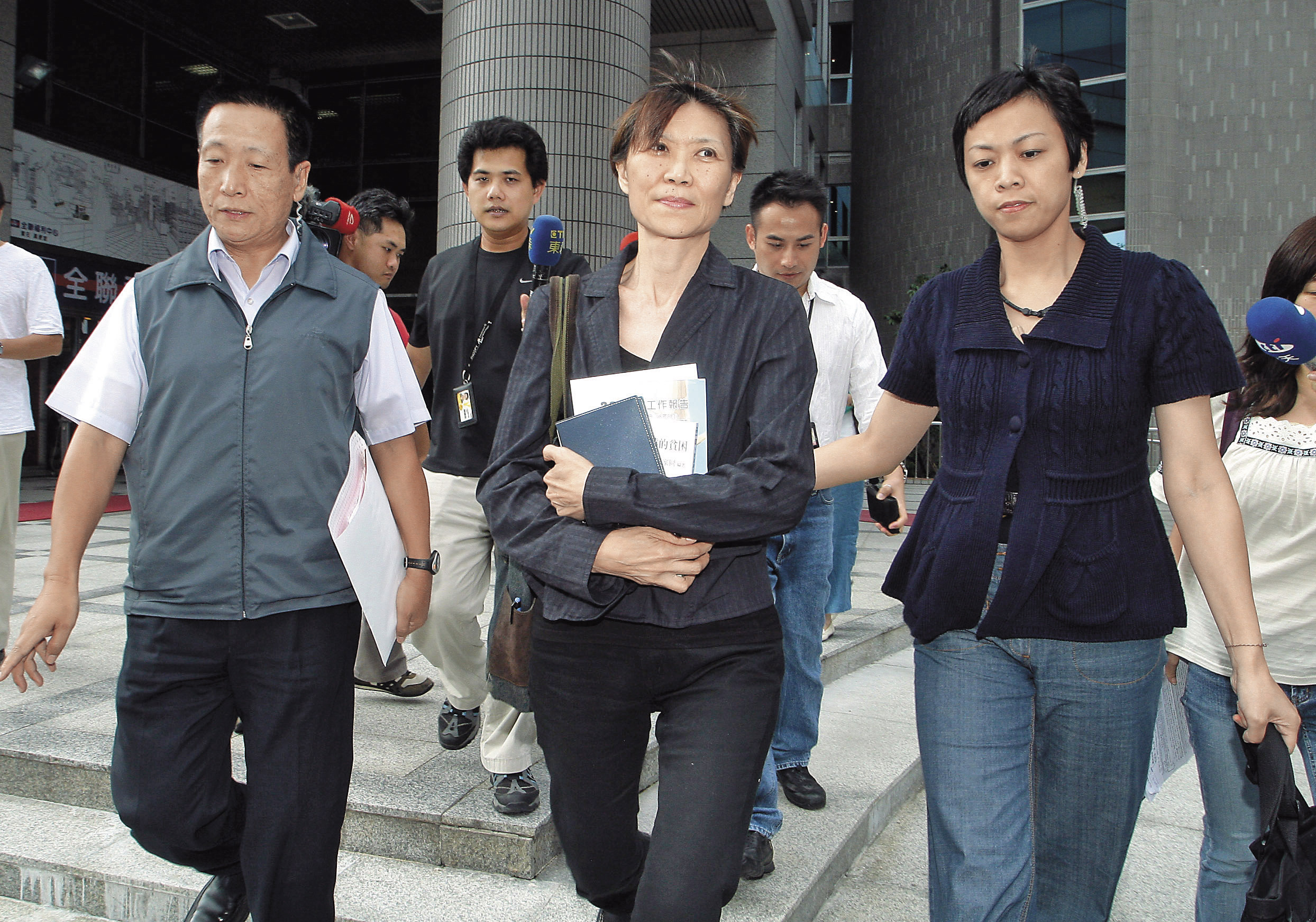 前「永和」侍衛室隨扈陳欣儀上校（右）與同事爆發不倫戀，她也曾是前第一夫人周美青（中）的隨扈。（聯合知識庫）