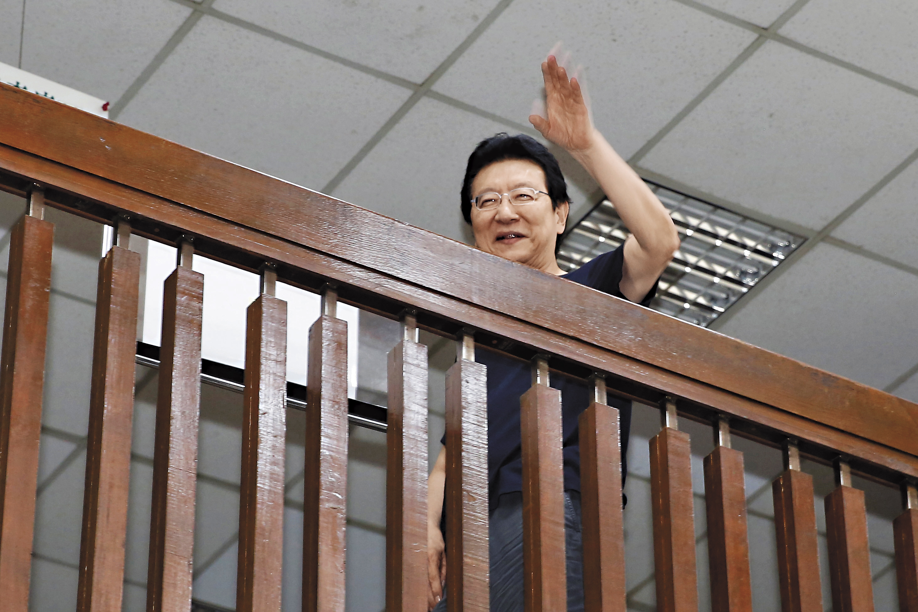 趙少康被檢方約談時，一副坦蕩模樣，還大方對媒體揮手示意，不過，檢方懷疑中廣交易案有暗盤。