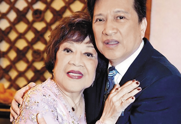 周遊和李朝永相愛38年，人稱娛樂圈神鵰俠侶，也是圈內姐弟戀開路先鋒，近日卻爆出男偷腥、女傷心，神鵰臨老入花叢，80歲小龍女情何以堪。（翻攝自王繼學臉書）