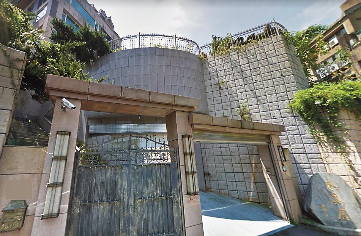 這天原來是郊遊日，李朝永和獅奶奶帶著孫輩小女孩去了仙跡岩附近，然後又共進午餐，溫馨如祖父母遛孫兒天倫樂。（讀者提供）