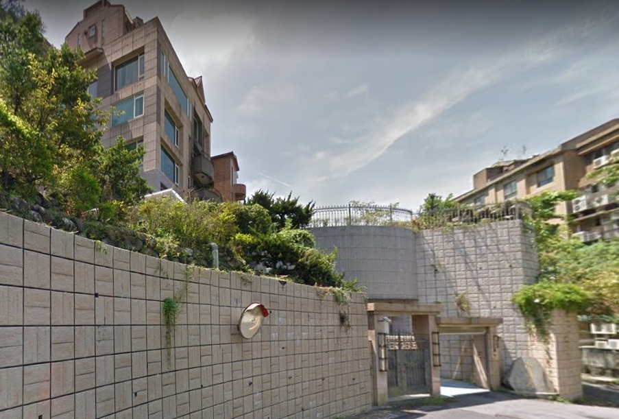 10年前周遊花了2億元自地自建，蓋了前後棟永真居，後棟的「周遊列國」已賣出，當時就是由張姓獅奶奶仲介。