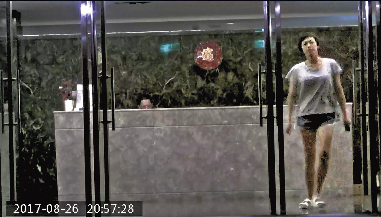 8/26 20：57 短褲夜出 陳欣儀晚間離開藏金閣，出門前一身極短褲和涼鞋穿著相當輕便。