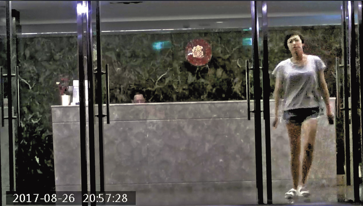 8/26 20：57 短褲夜出 陳欣儀晚間離開藏金閣，出門前一身極短褲和涼鞋穿著相當輕便。