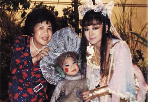 潘迎紫（右）主演的《靈山神劍》，是許多人的童年回憶，周遊（左）也捧出潘迎紫在台灣的戲劇江山。（翻攝自台灣女人網站）