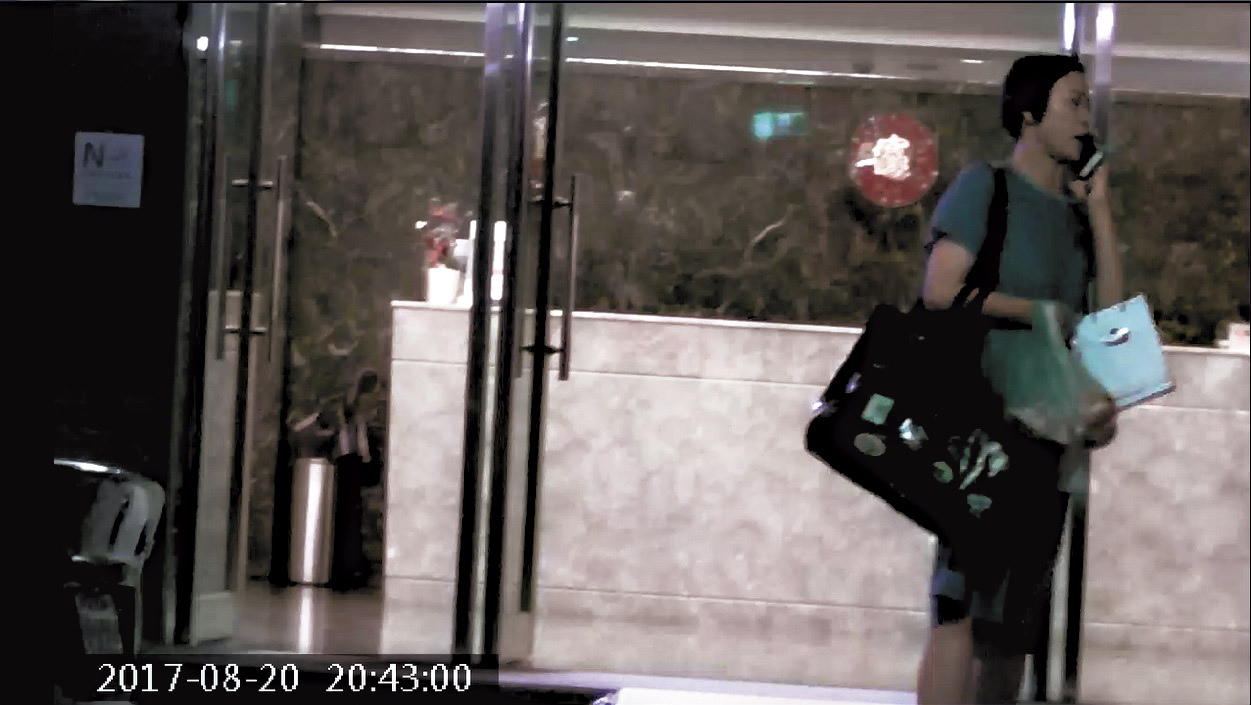 8/20 20：43 重裝返家 陳欣儀常拎著大包小包回家，這天還在門前頻頻接聽電話。