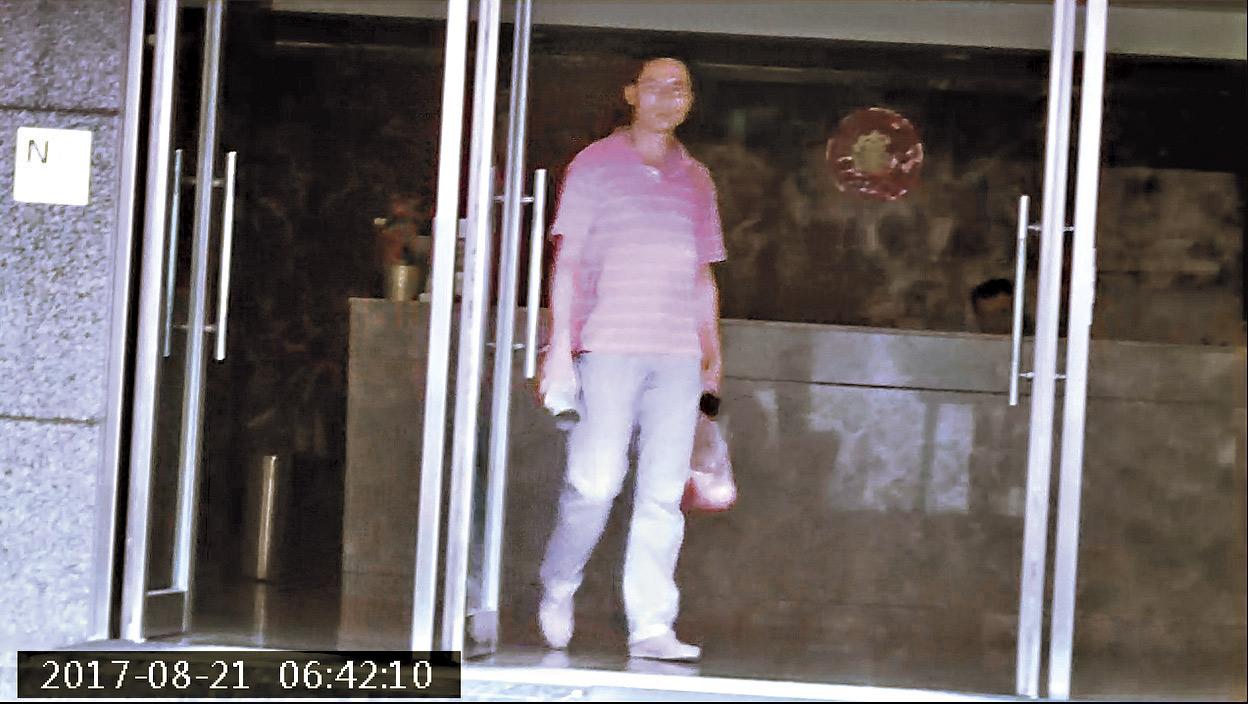 8/21 06:42 疲憊出門 謝宏博度完休假日,一早步出藏金閣時,顯得有些疲憊。