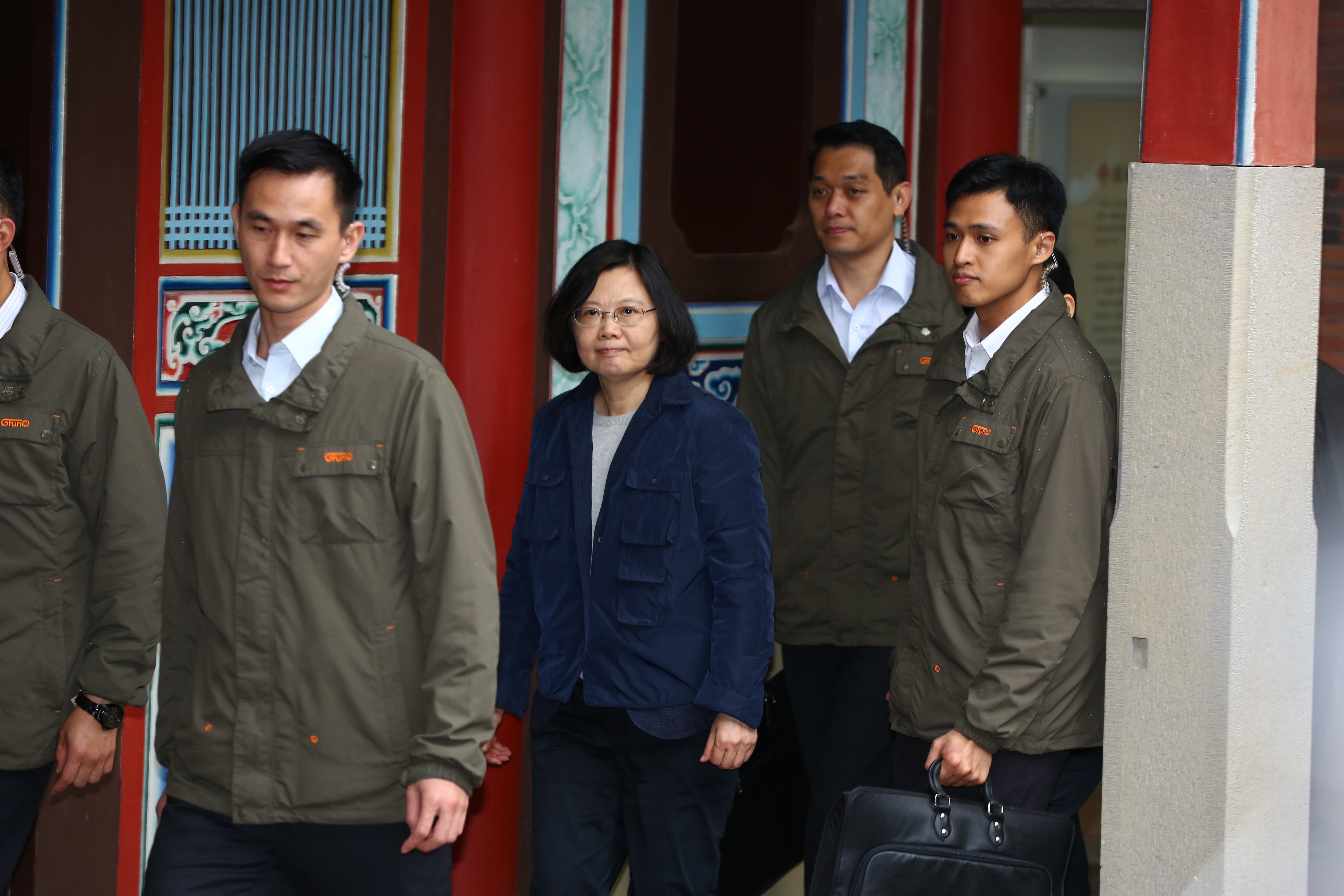 現任元首的警衛室成員幾乎清一色為軍職人員，但憲兵比例偏高。