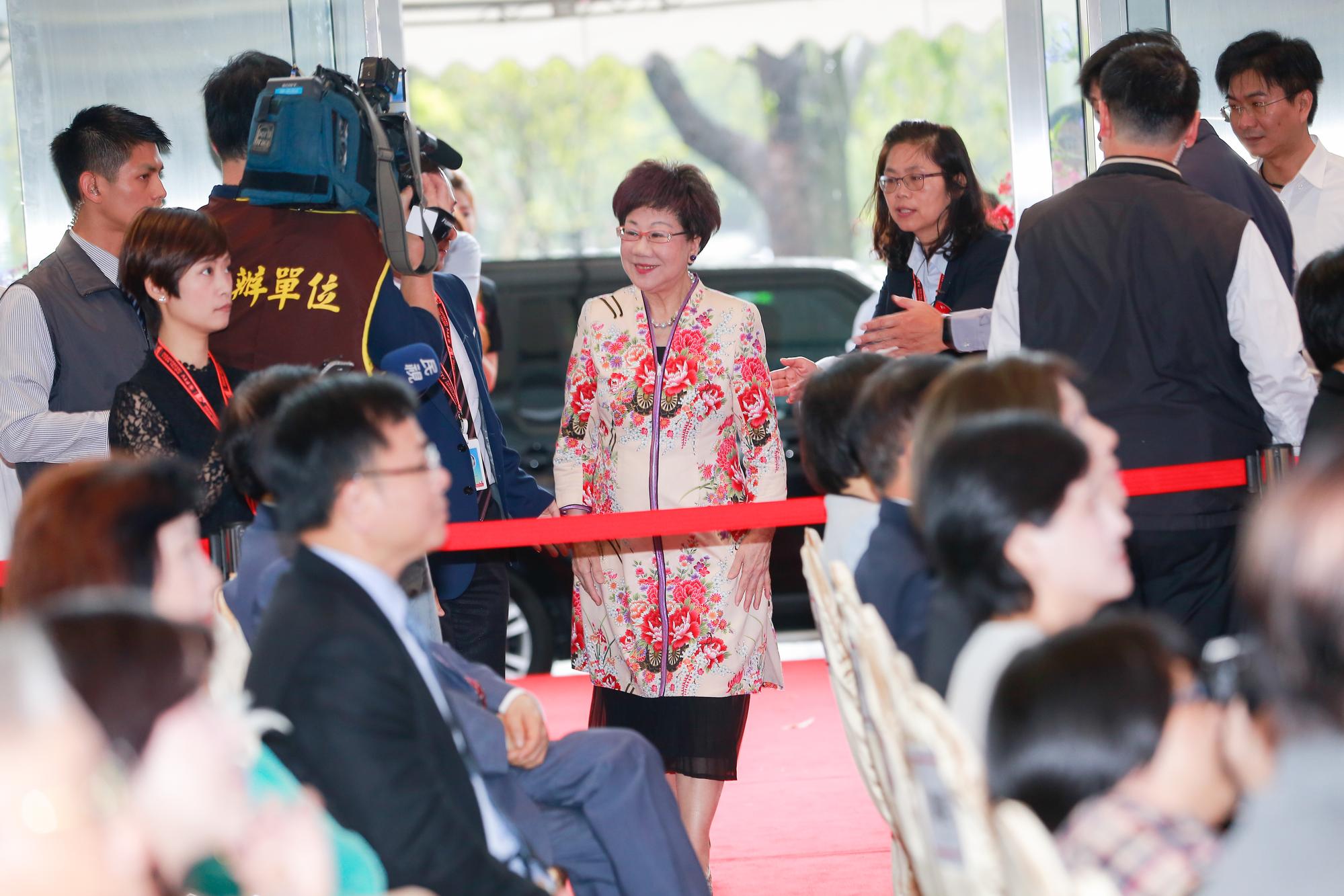 前副總統呂秀蓮的隨扈張文彬中校，曾以手機偷拍女祕書如廁。