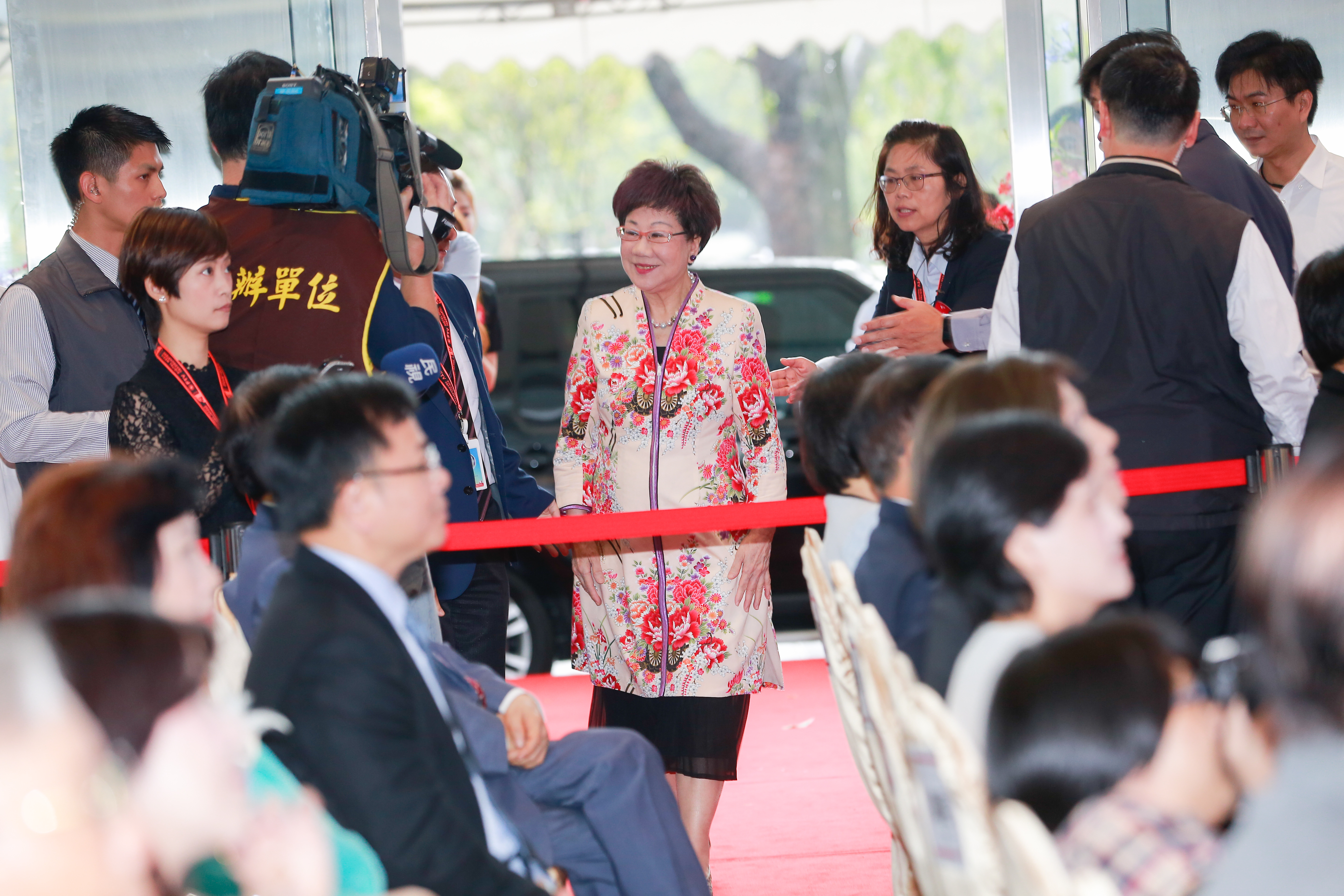 前副總統呂秀蓮的隨扈張文彬中校，曾以手機偷拍女祕書如廁。