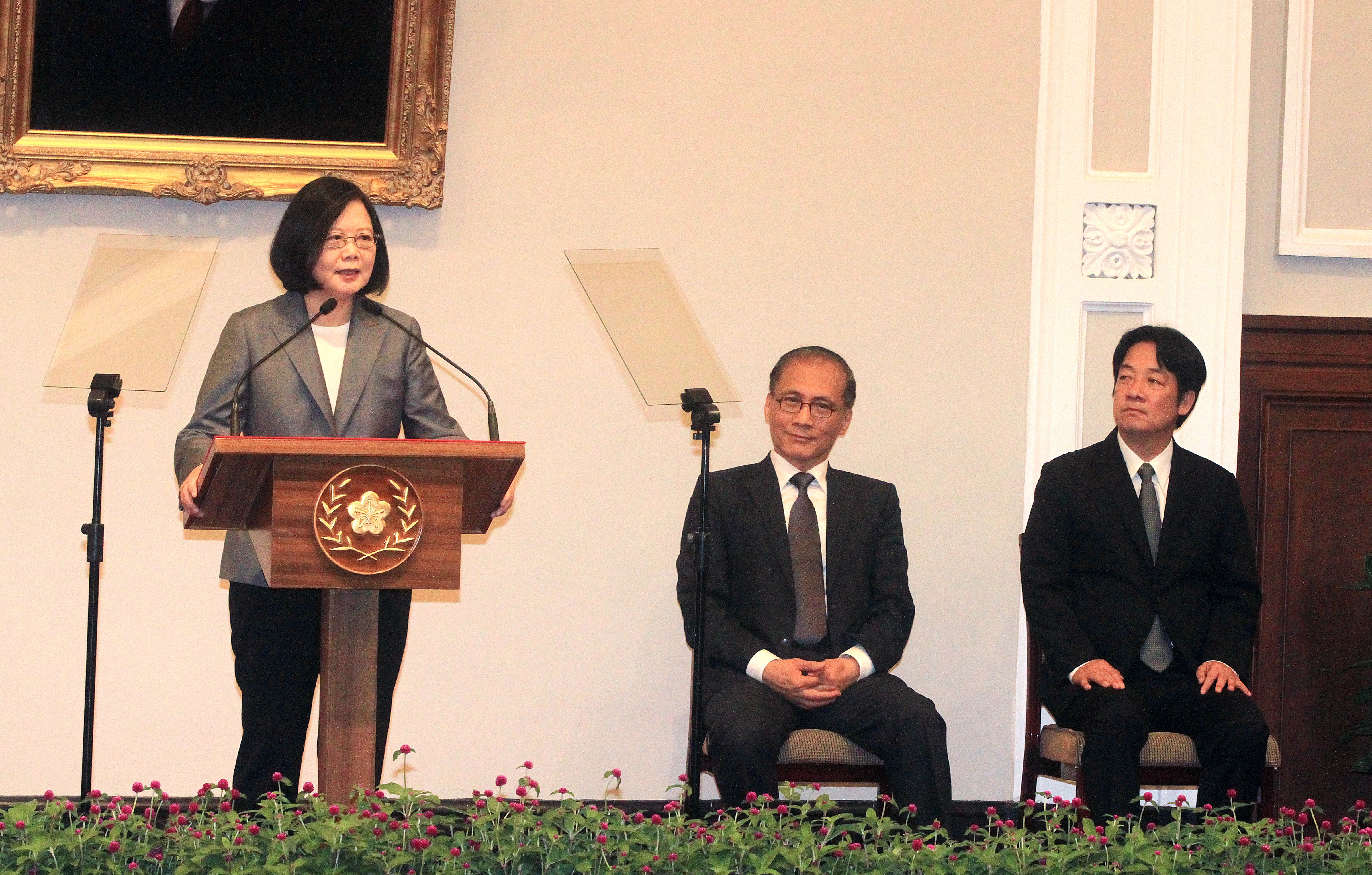 蔡總統在記者會開場發言時，林全與賴清德各自坐在蔡身後，表情截然不同。