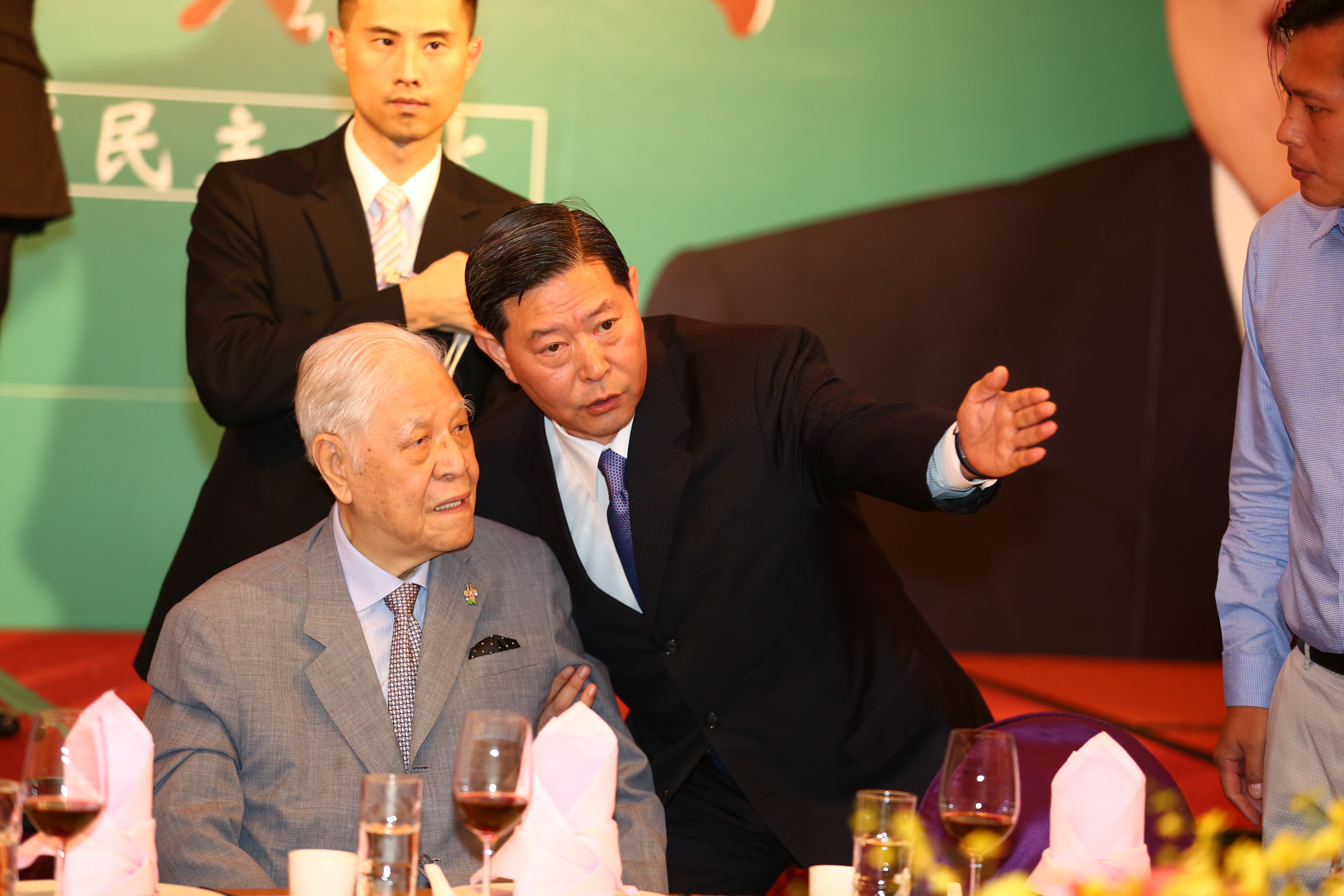 前總統李登輝辦公室主任王燕軍（右2），1男劈3女傳為街談巷議。