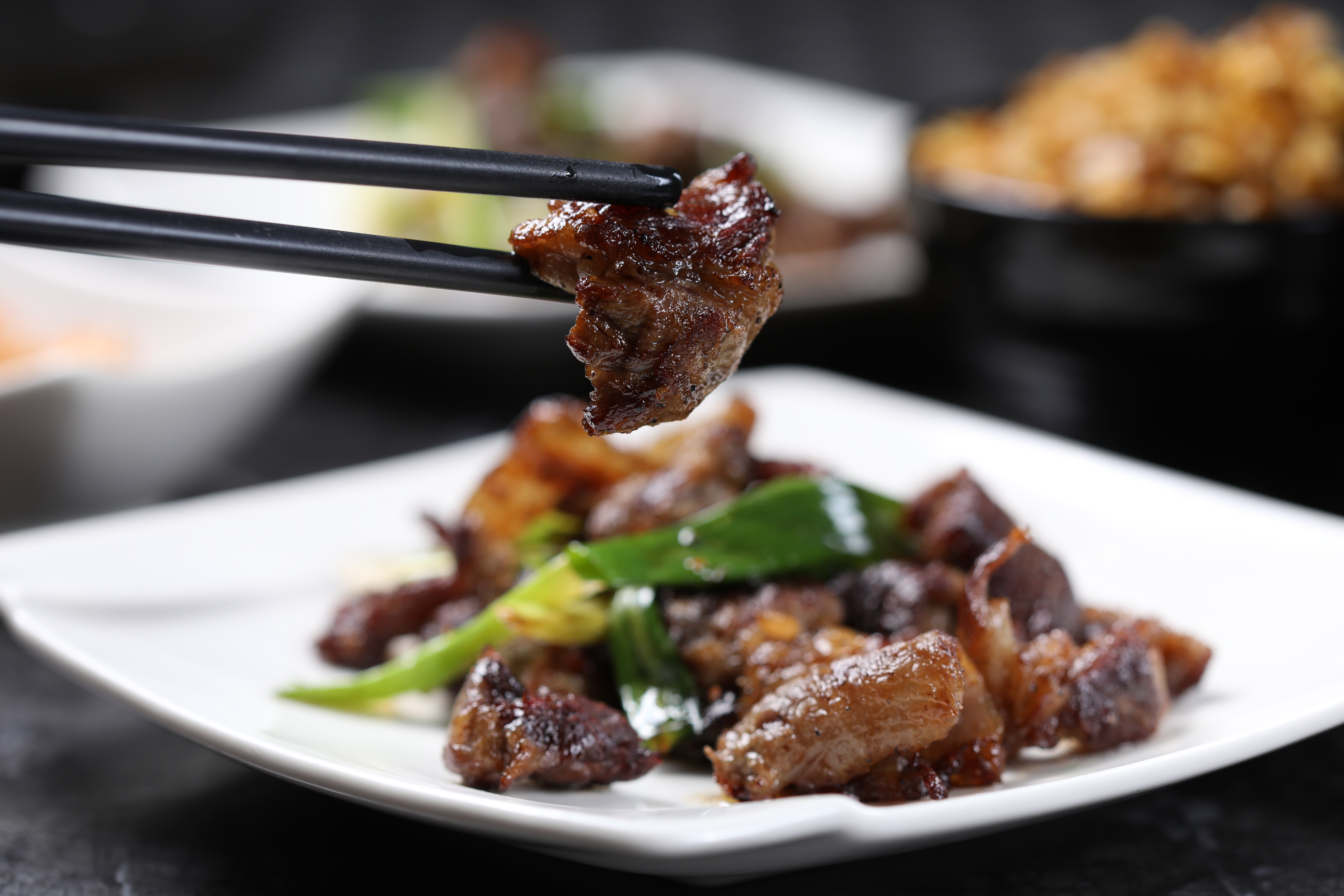 煎得醬色油亮的「蔥爆和牛筋」，搭配炒飯是「犇私廚」的老饕吃法。（套餐菜色2,980元／人）