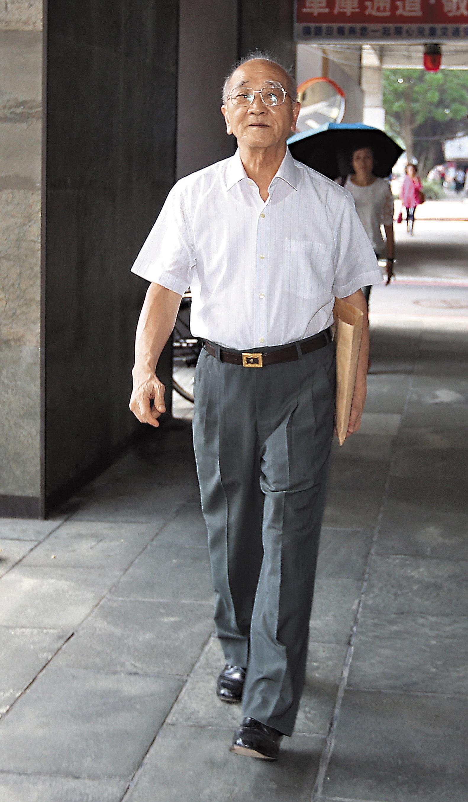 國語日報董事長林昭賢原本有意續任，但發現大勢已去後，決定主動提供政府捐助的具體資料，讓教育部收歸國有。
