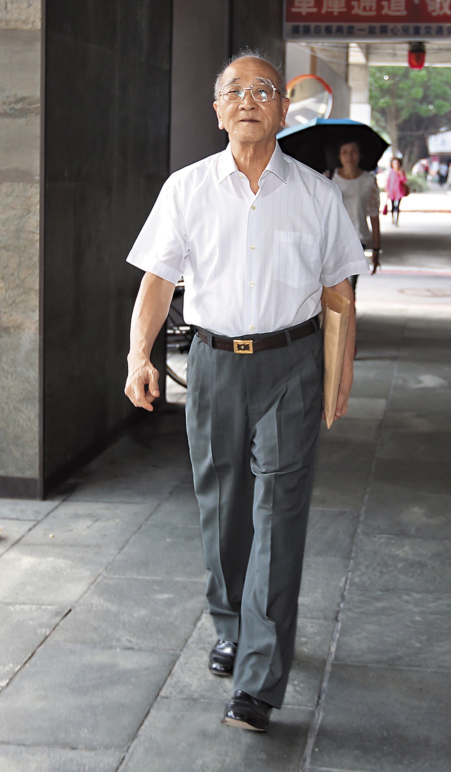 國語日報董事長林昭賢原本有意續任，但發現大勢已去後，決定主動提供政府捐助的具體資料，讓教育部收歸國有。