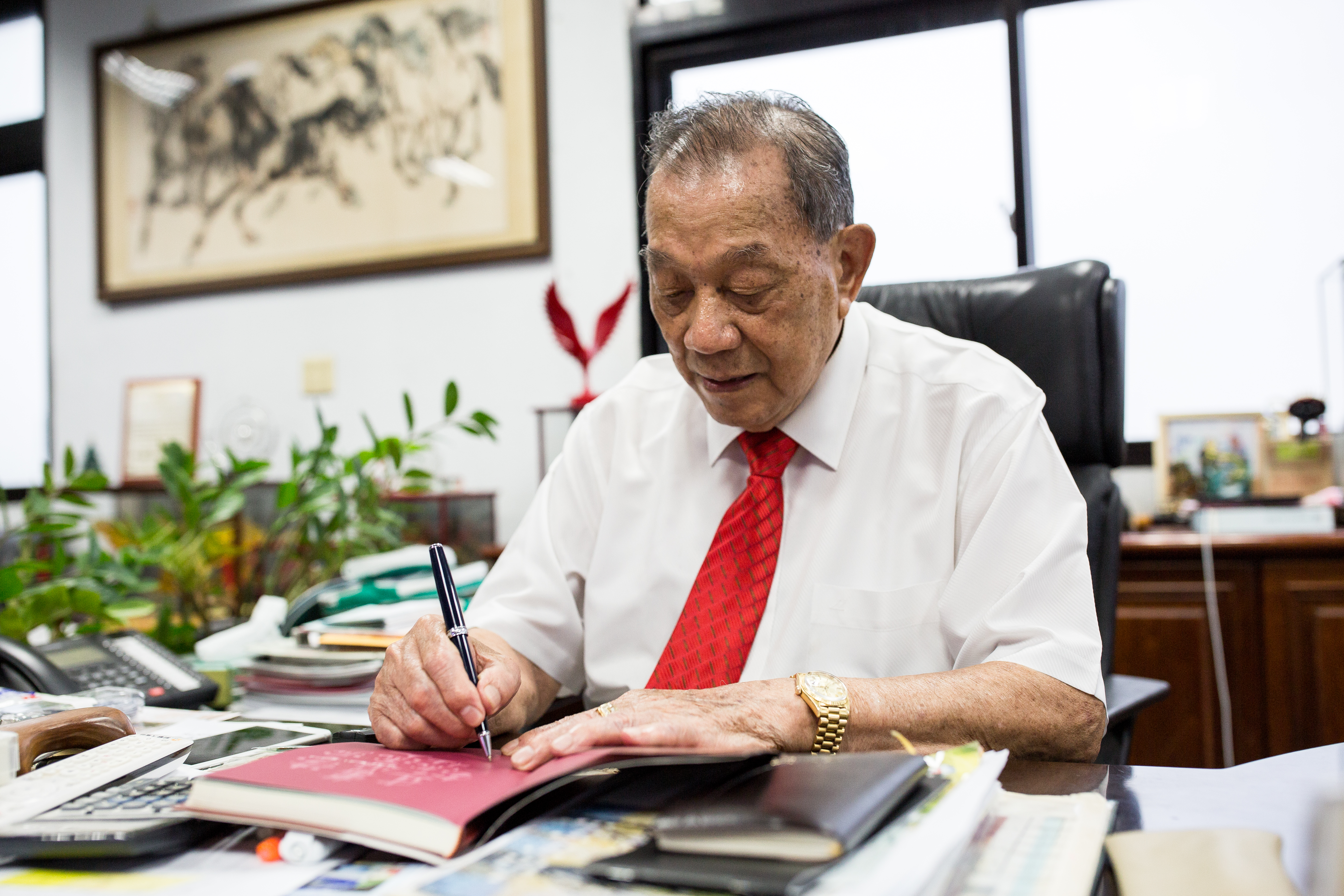 49歲接手康那香的戴榮吉,為了搞懂衛生棉產業,當時幾乎週週開車上台北查資料。