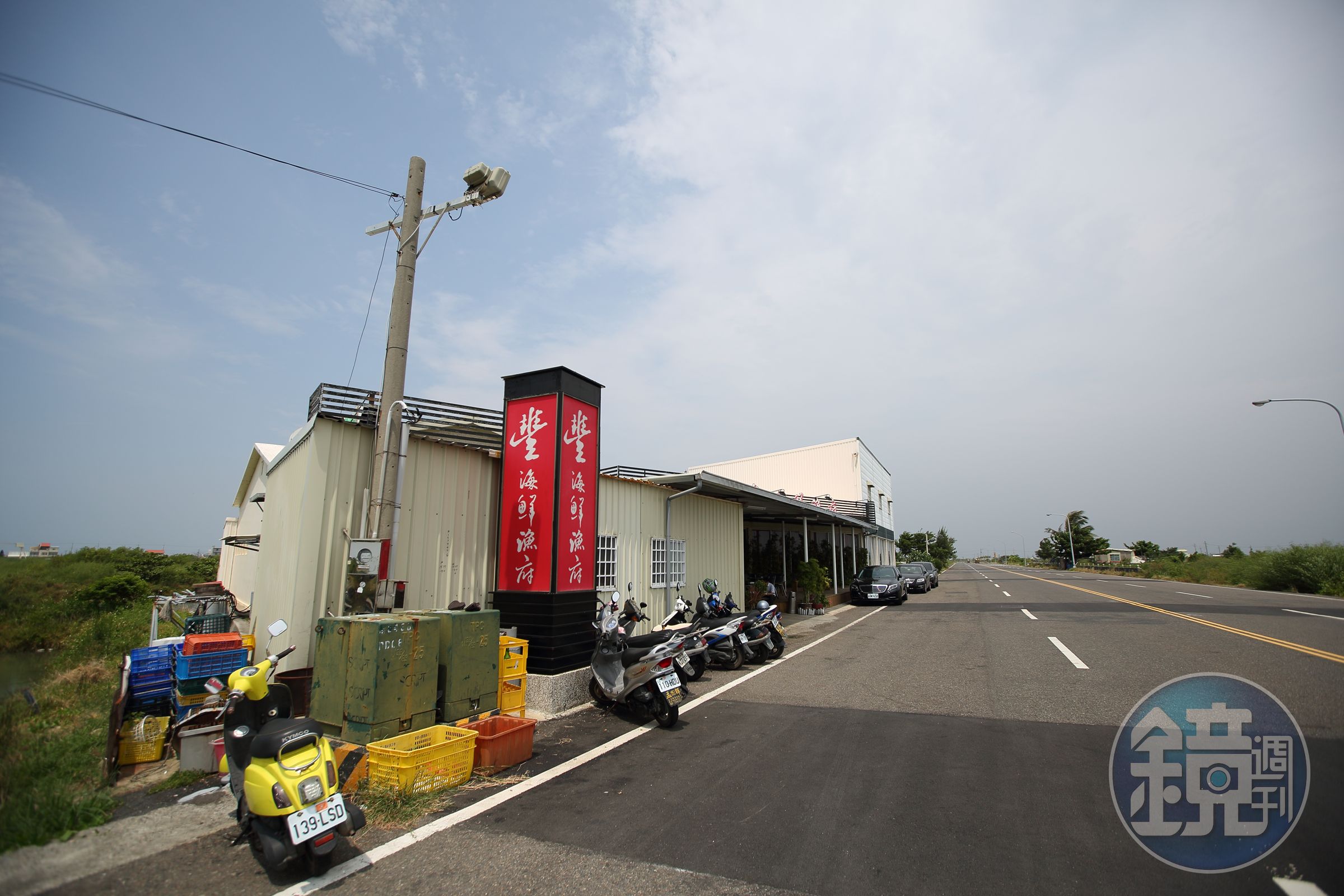 戴榮吉時常招待客人用餐的豐之海鮮漁府儘管地處偏遠，但用餐時間，門口停滿車輛。