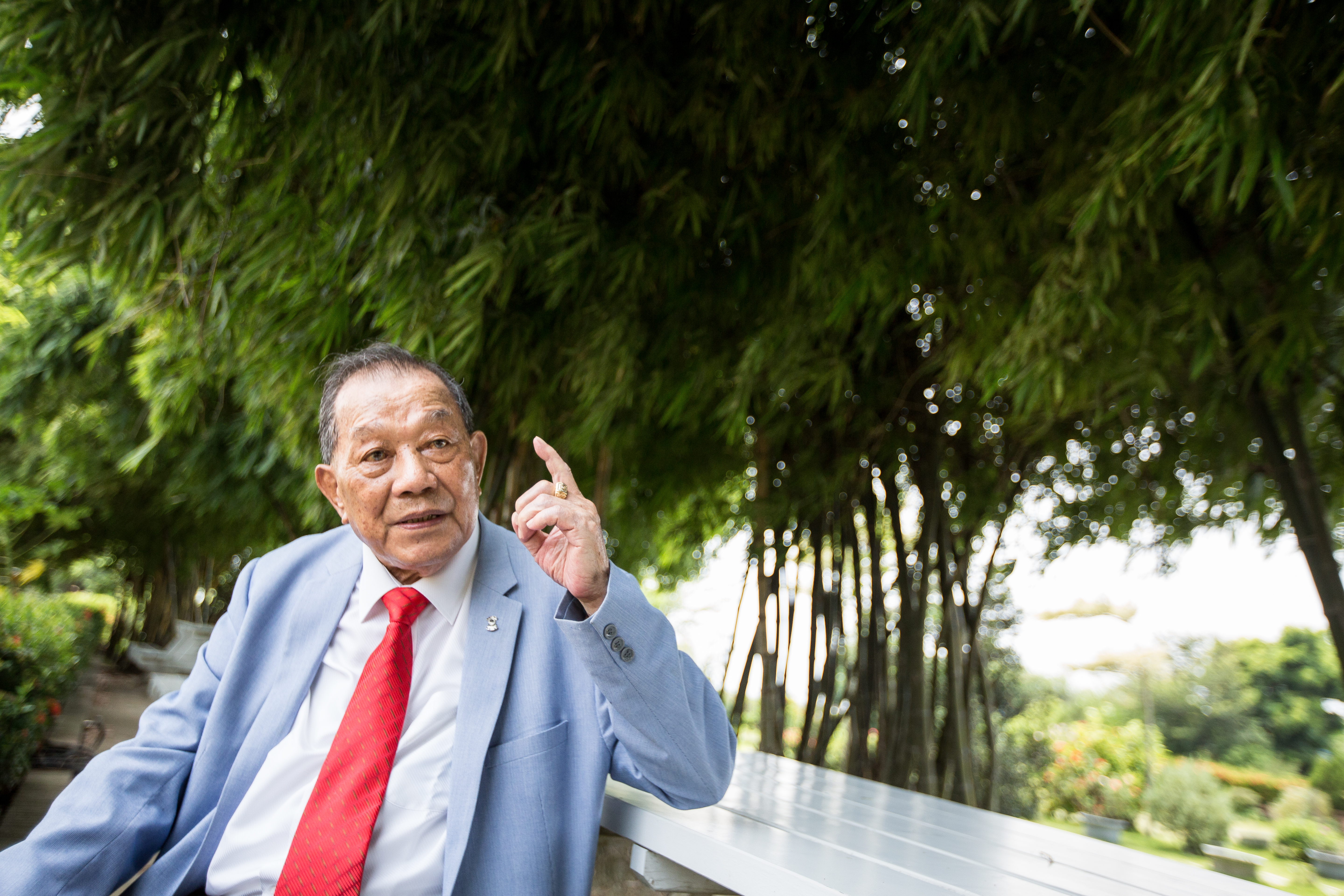 戴榮吉老當益壯，每天駕駛BMW Z4跑車，開17公里從台南市區到將軍區上班。