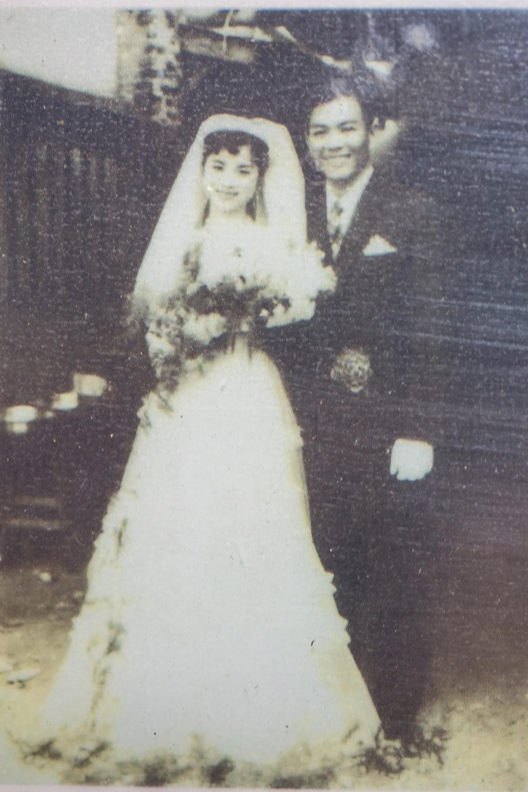 戴榮吉（左）靠著一碗5角的四菓冰追到太太莊純蘭（右），27歲結婚。（戴榮吉提供）