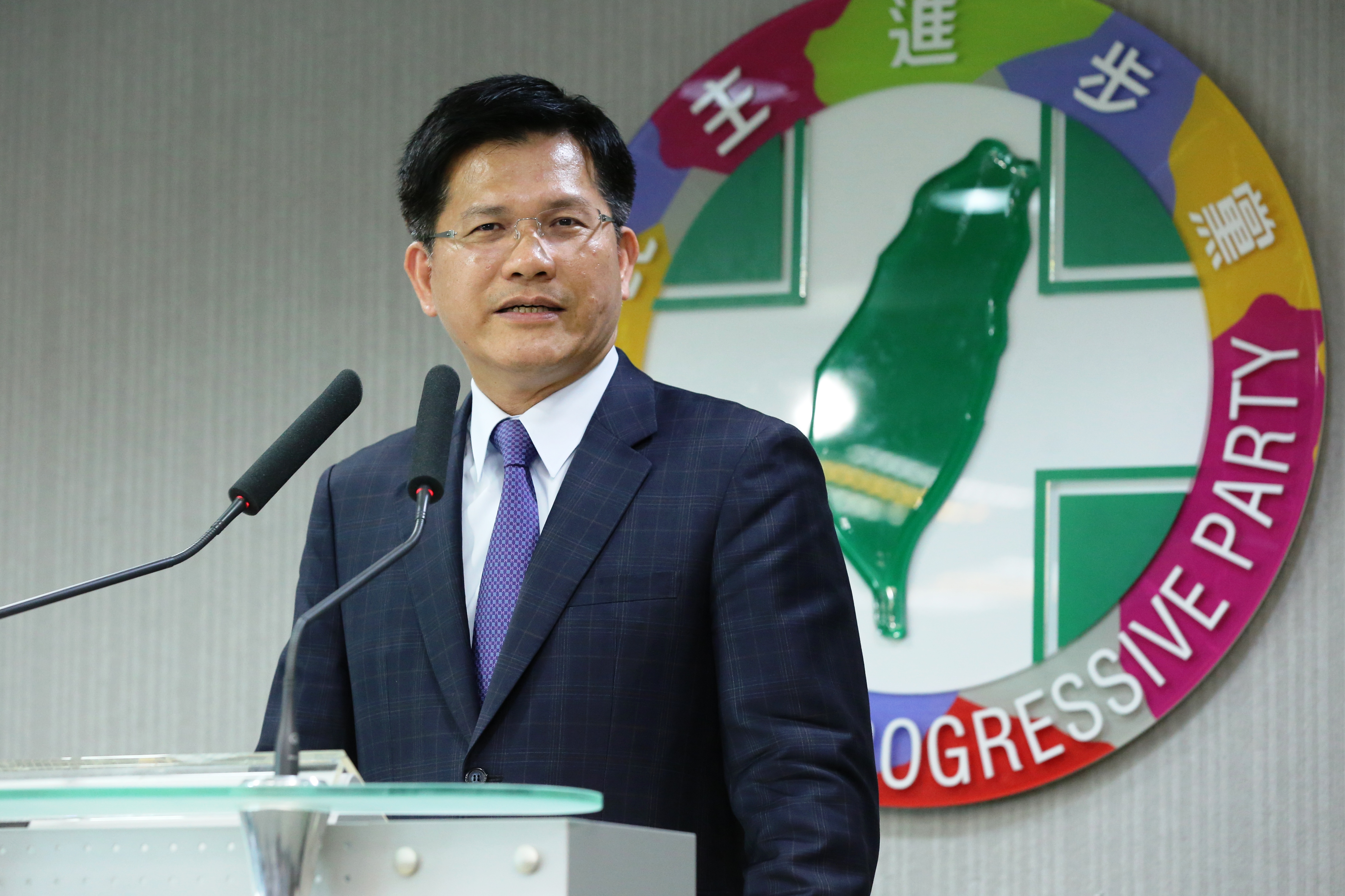 台中市長林佳龍（圖）今透過新聞局長卓冠廷表態，說自己從頭到尾都支持蔡總統的決定。