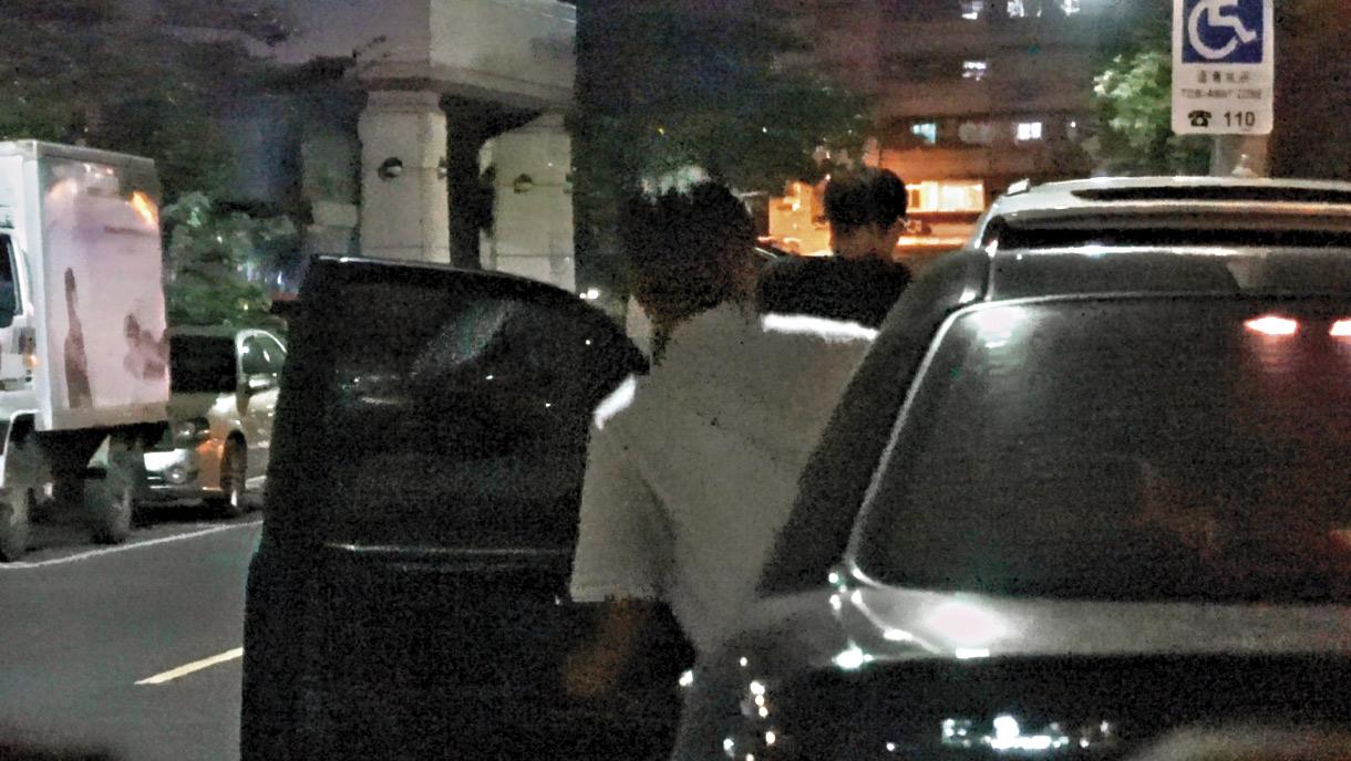 陳欣儀和謝宏博上車關門幾乎動作同步,很有特勤人員機警迅敏的特質。