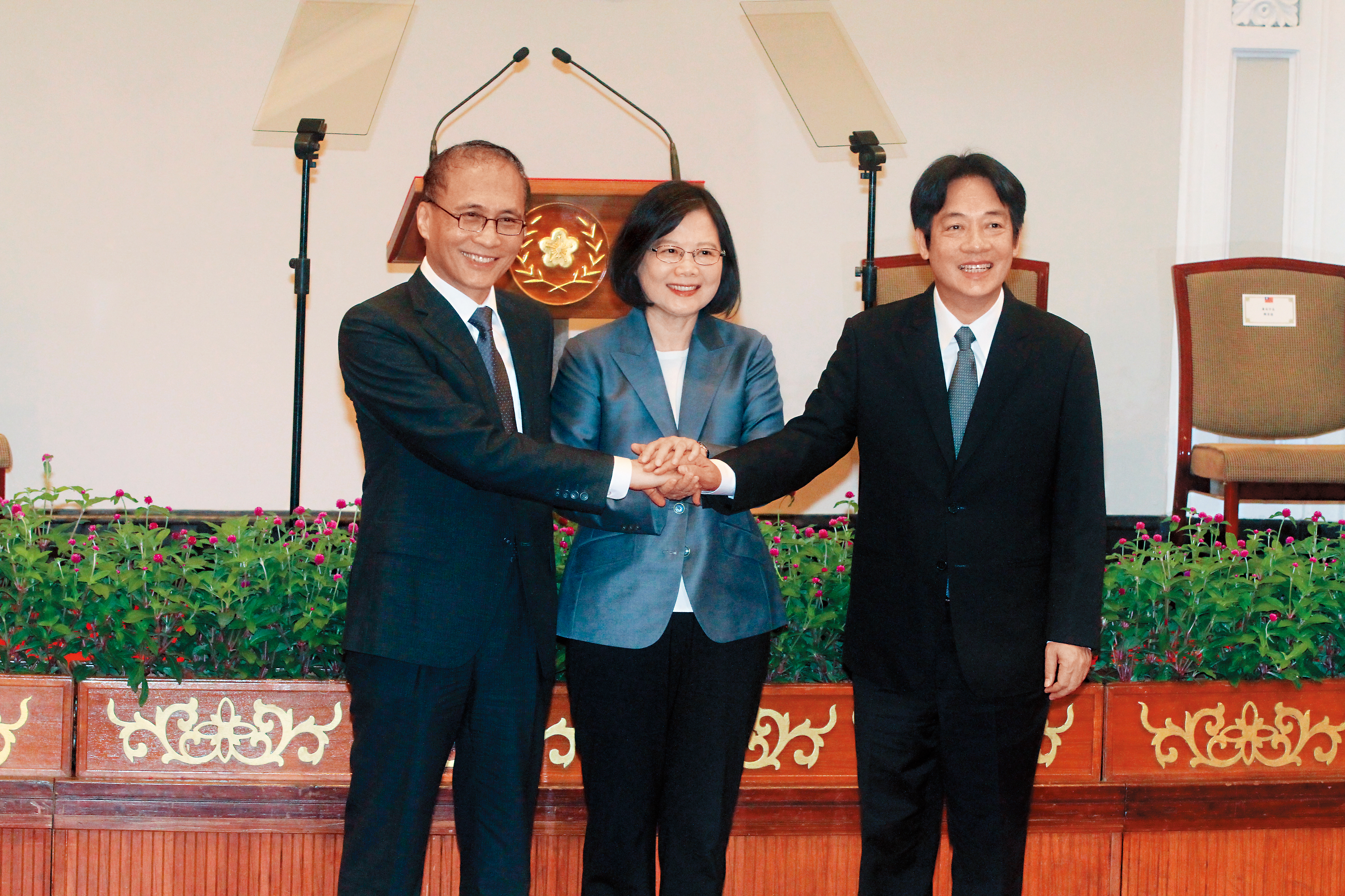 林全（左）請辭獲准，總統蔡英文（中）宣布新閣揆由台南市長賴清德（右）接任，這也是罕見新舊任閣揆同時出席內閣改組記者會。