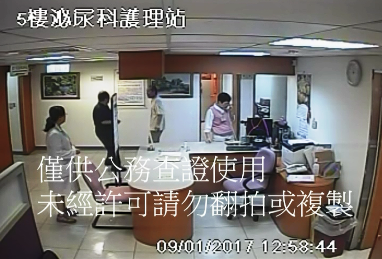 李姓老翁因錯跑診間候診，心生不耐而當場在診間抽起菸來。