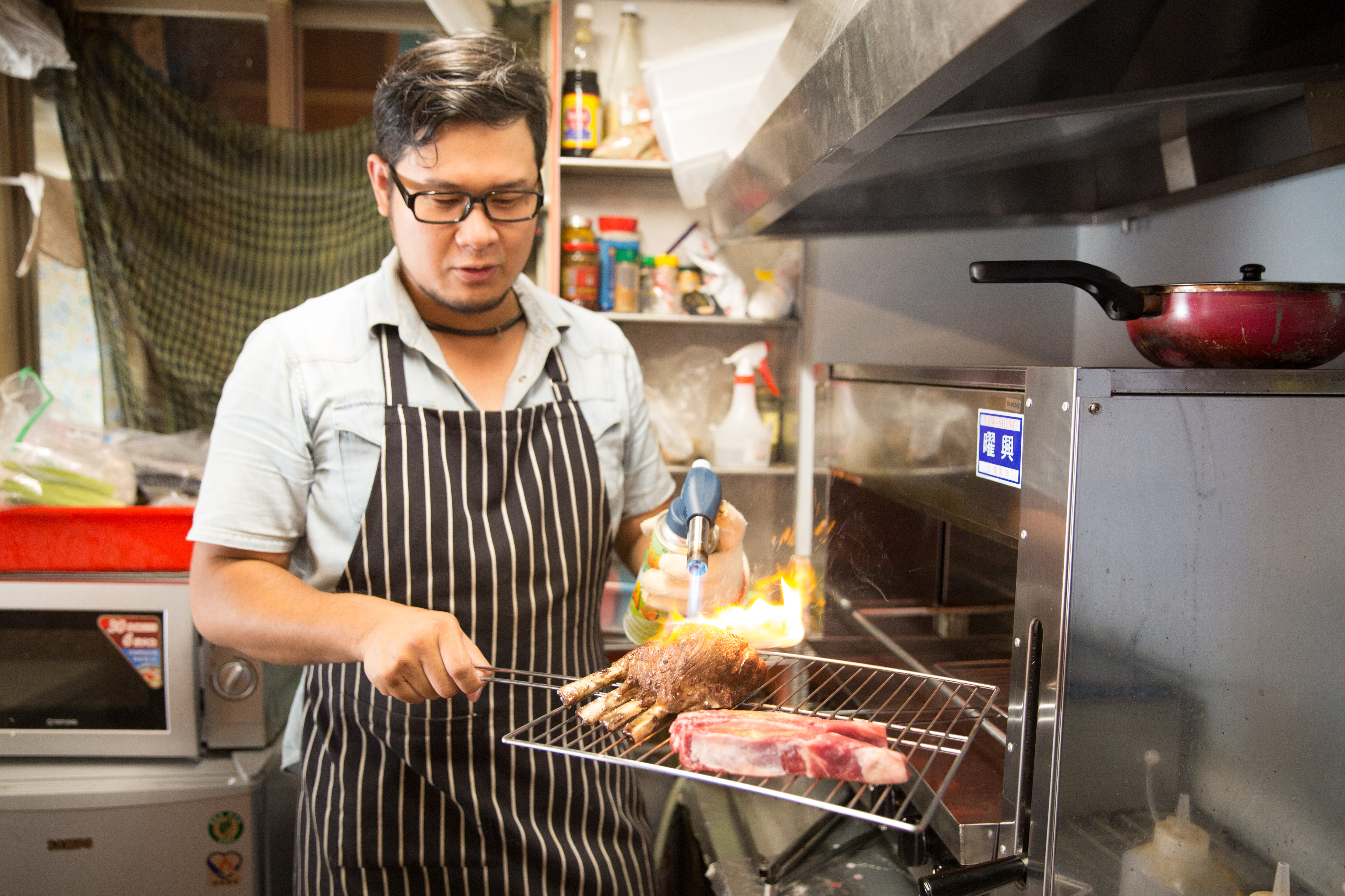 在台南安平開全預約制餐酒館「Jacky Bistro」的高煒智（Jacky）是位性情中人，臉書上有一票死忠粉絲。