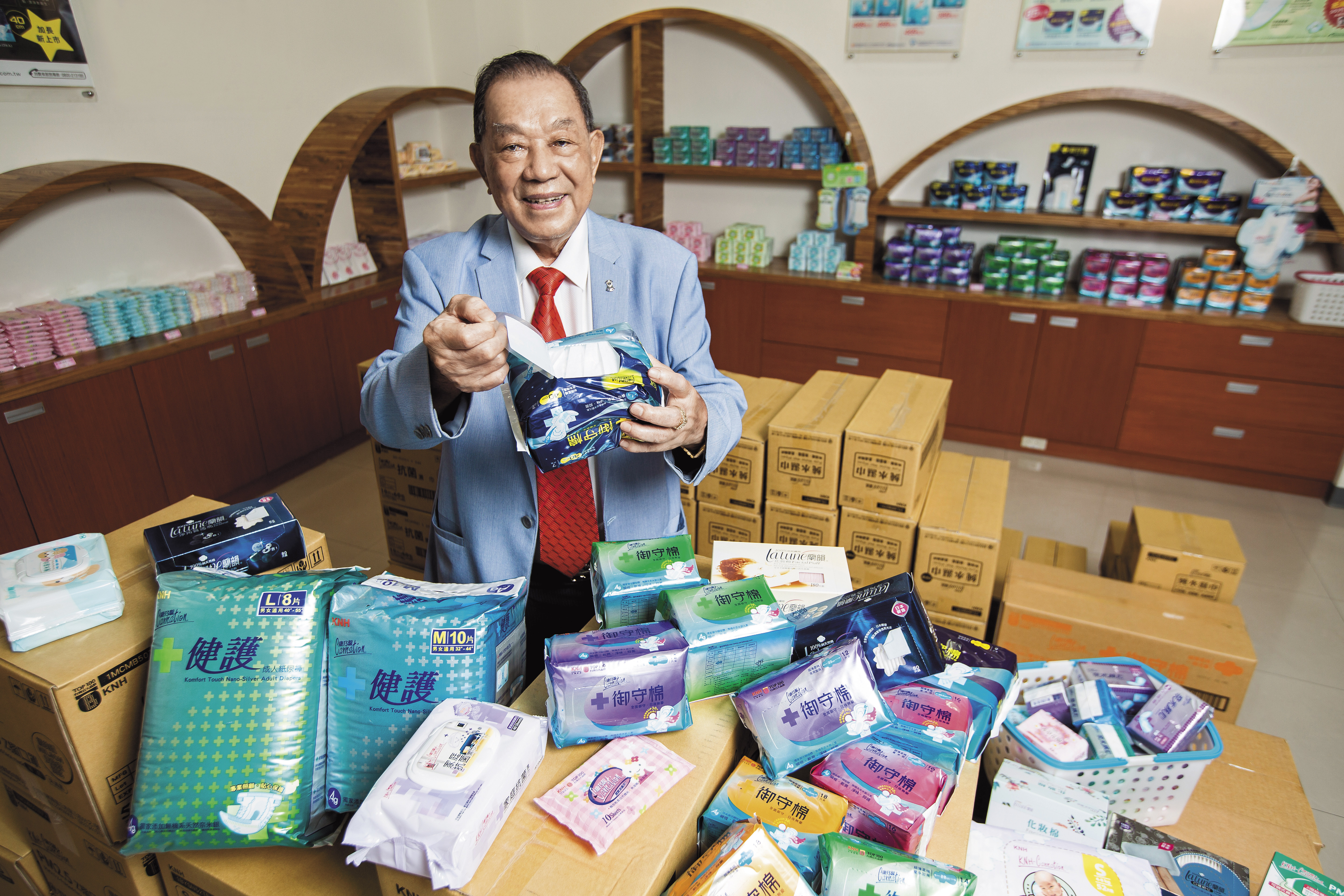 83歲的康那香董事長戴榮吉，見證台灣衛生棉從無到有，是台灣衛生棉產業的活字典。